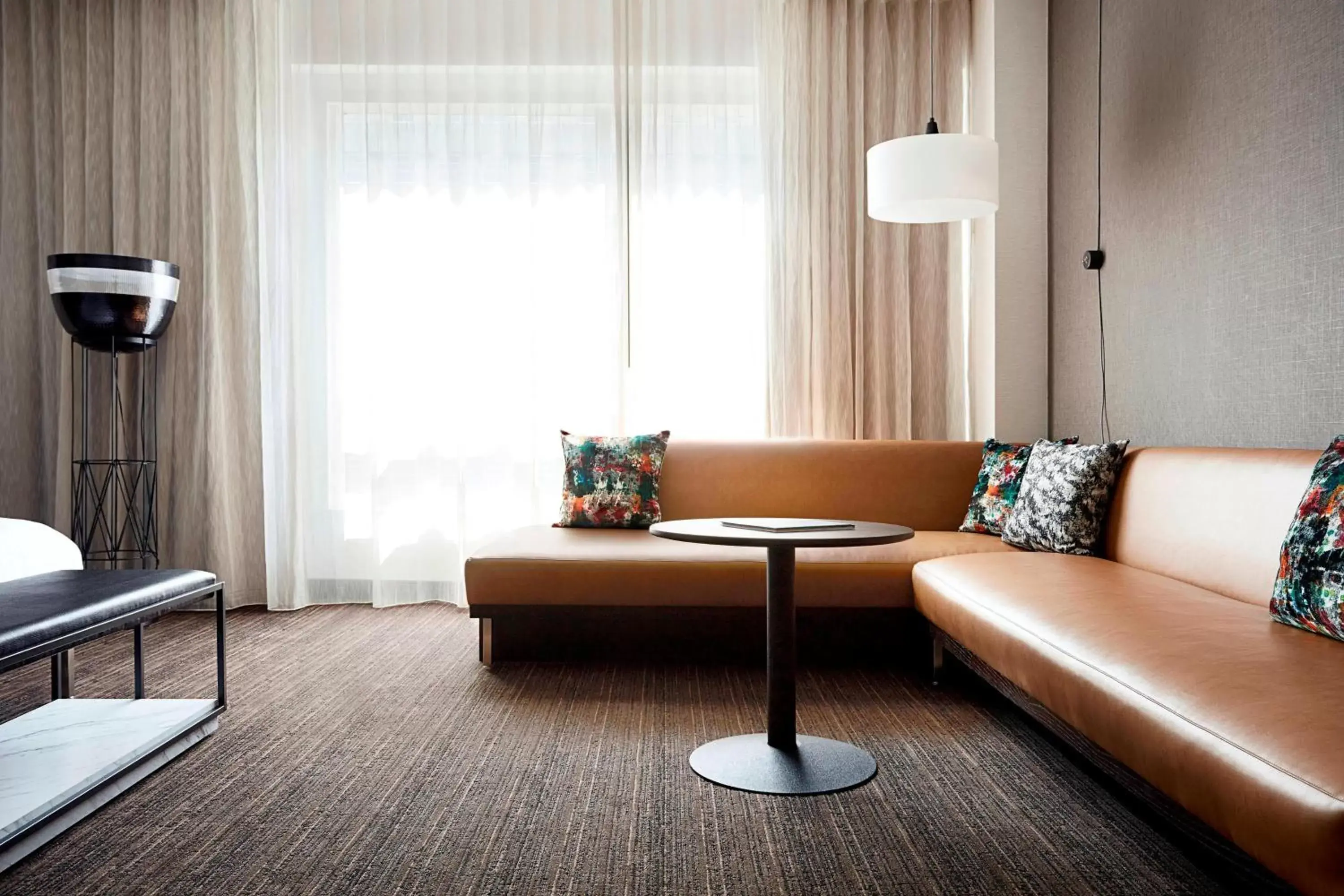 Photo of the whole room, Seating Area in New York Marriott at the Brooklyn Bridge