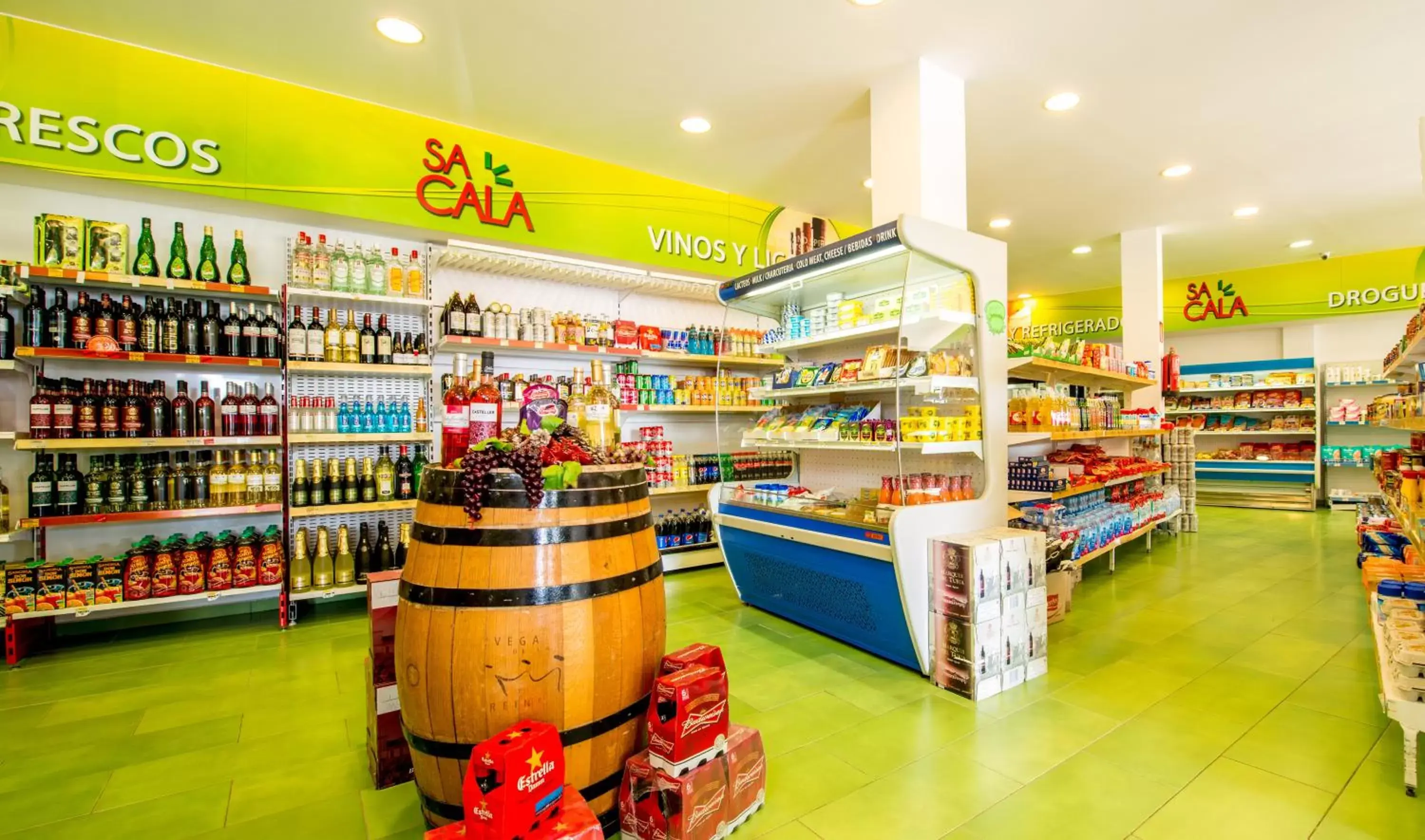 On-site shops in Aparthotel Ona Cala Pi Club