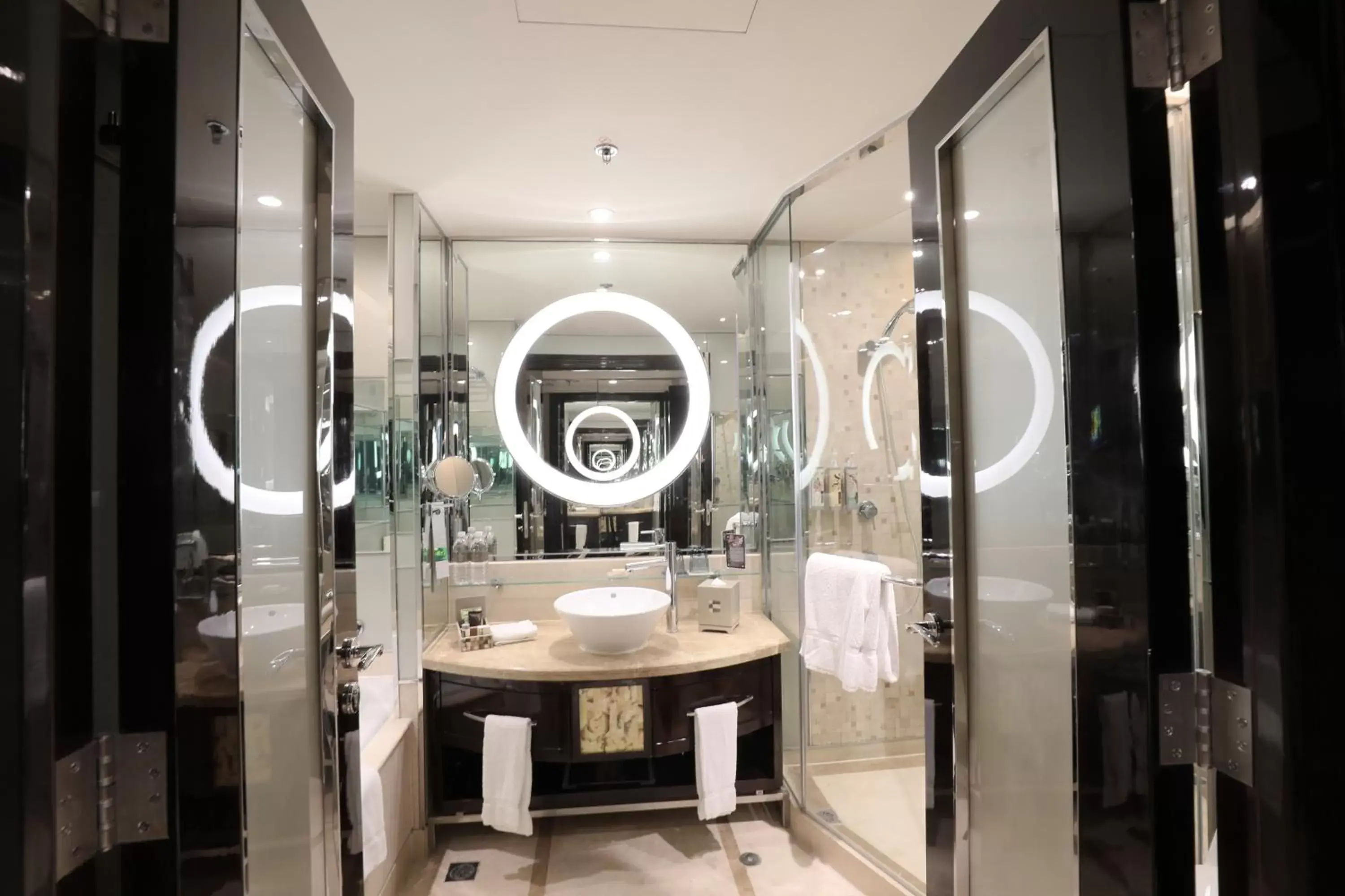 Shower, Restaurant/Places to Eat in Renaissance Shanghai Pudong Hotel