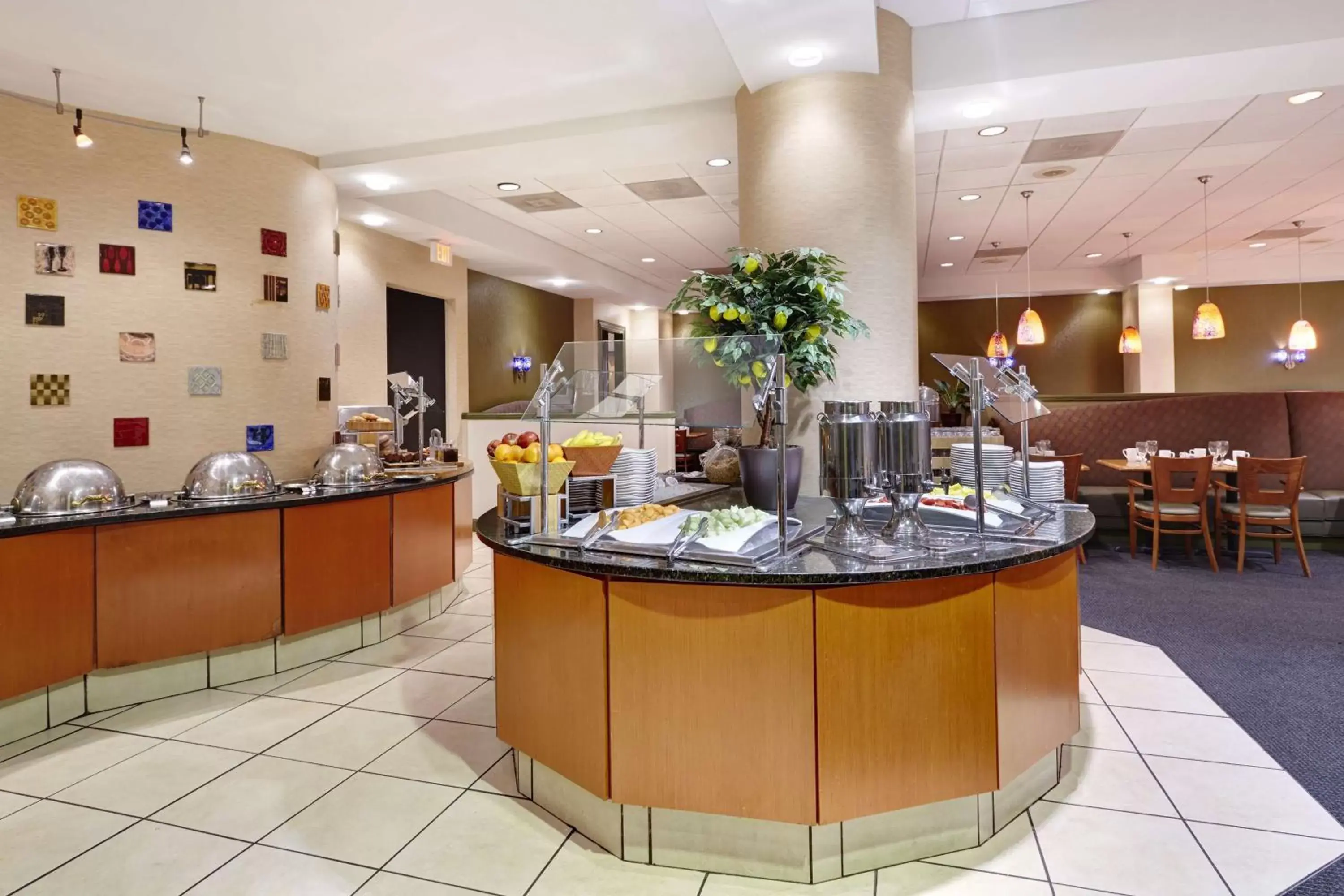 Breakfast, Restaurant/Places to Eat in DoubleTree by Hilton Washington DC – Crystal City