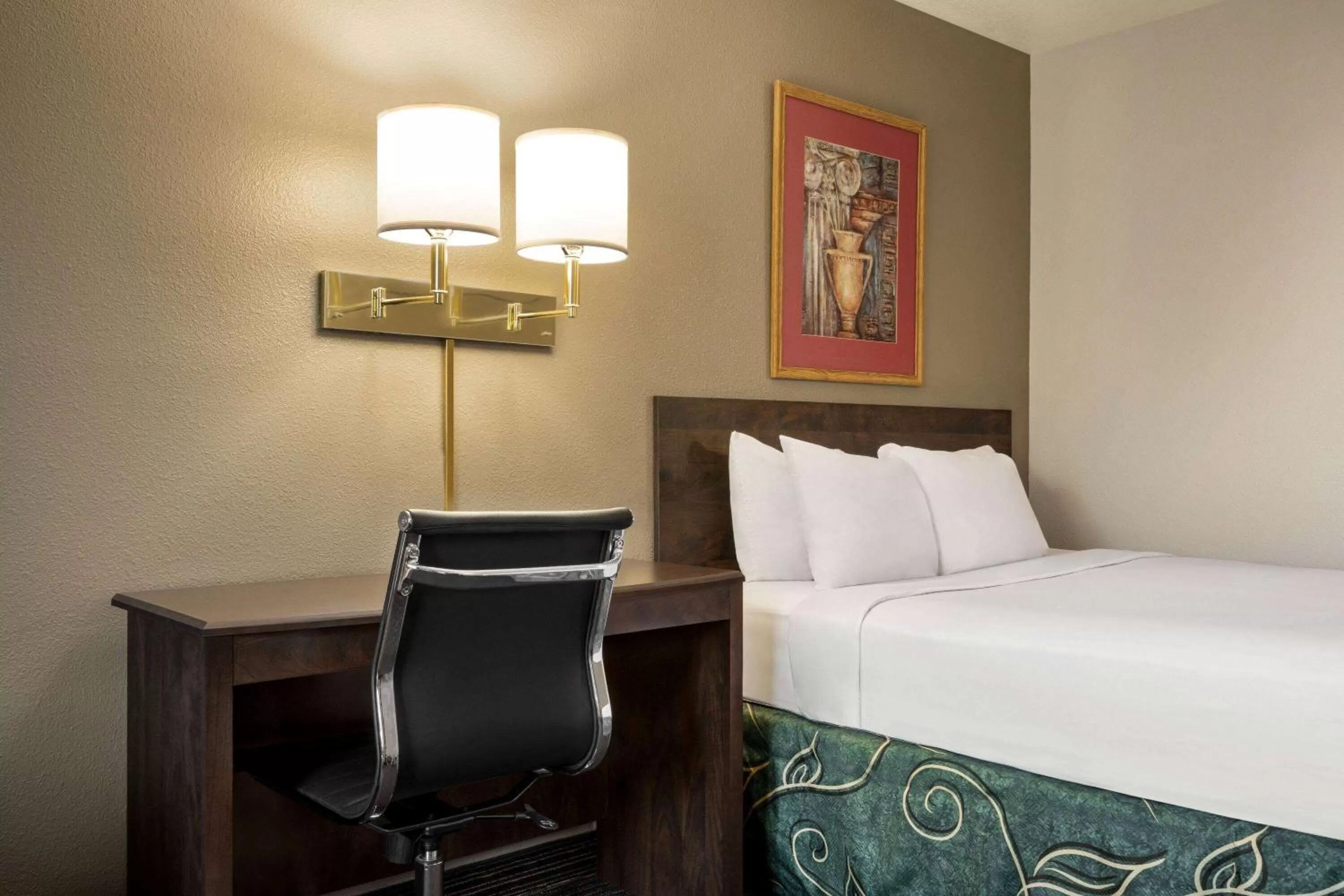 Photo of the whole room, Bed in Travelodge by Wyndham Yuma