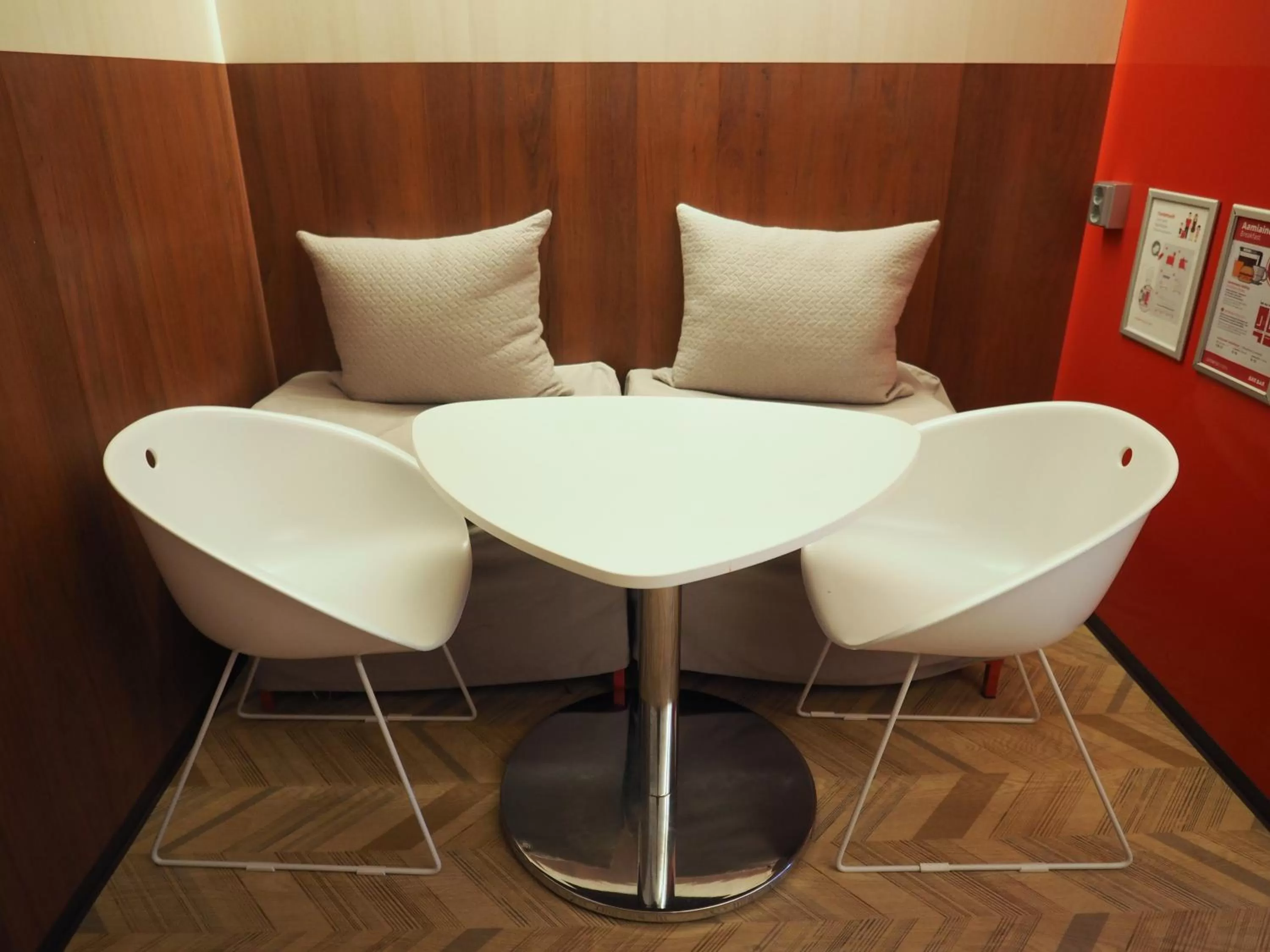 Seating area in Omena Hotel Helsinki Lönnrotinkatu