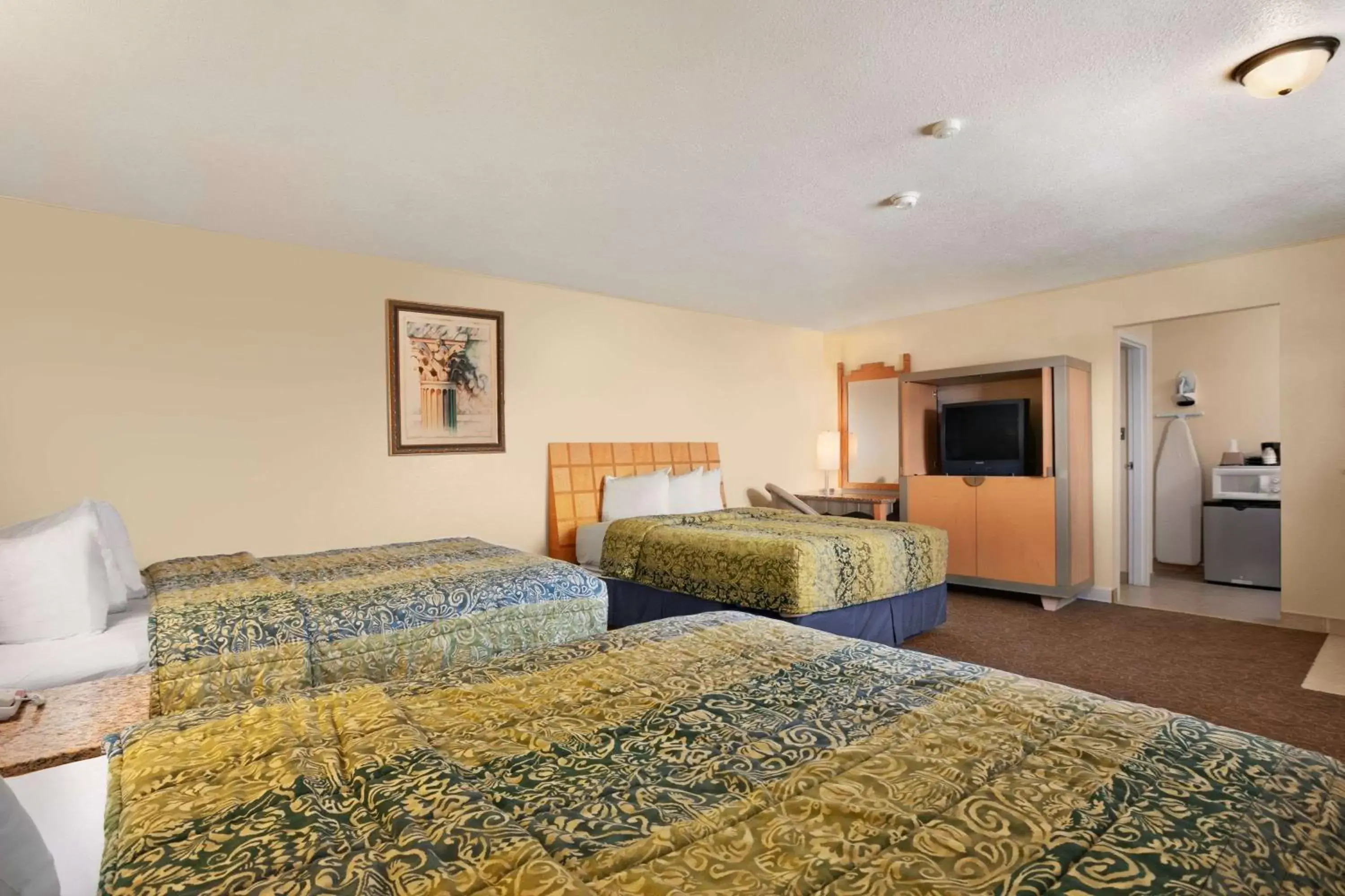 Photo of the whole room, Bed in Travelodge by Wyndham Clovis