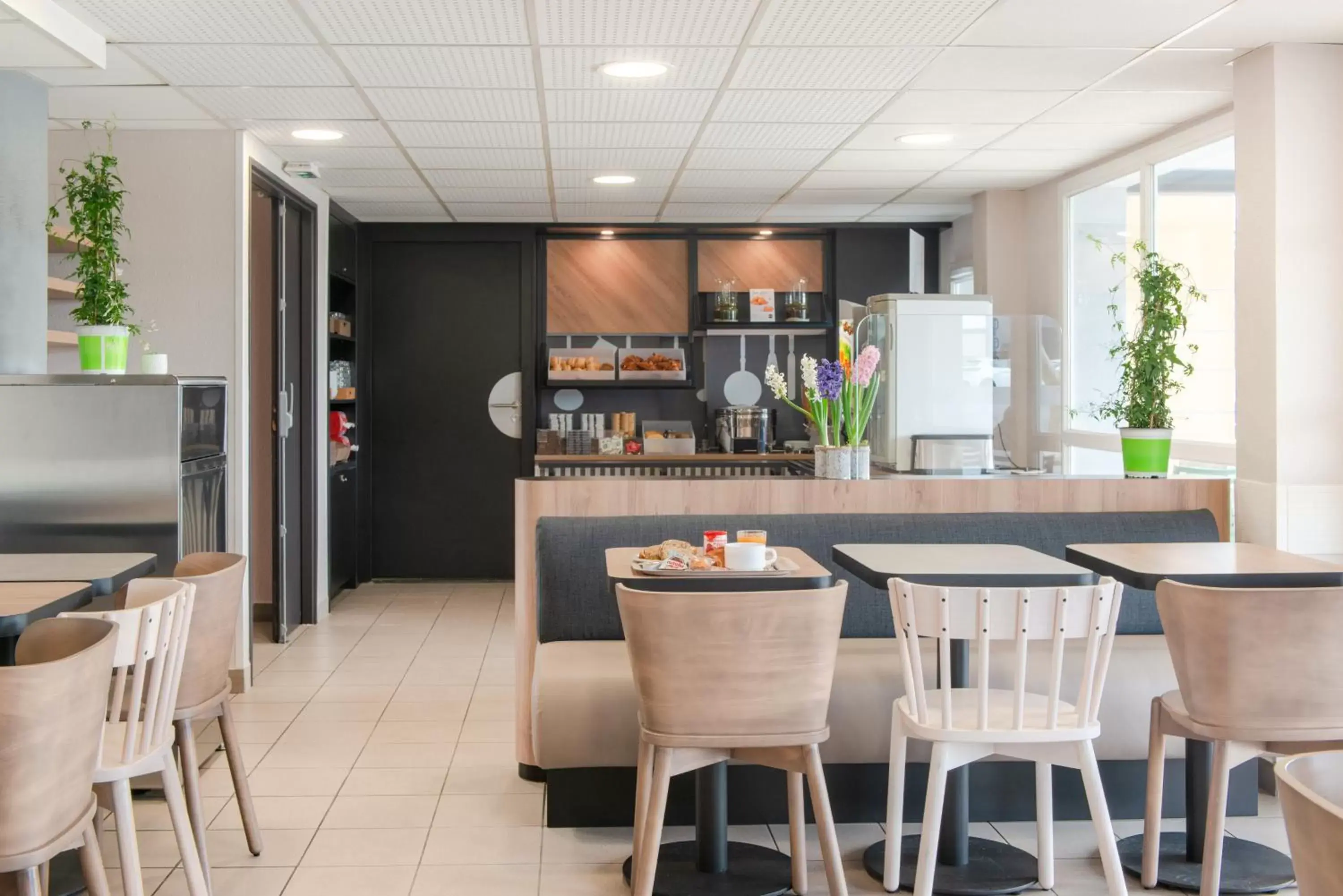 Restaurant/Places to Eat in B&B HOTEL Cholet Nord