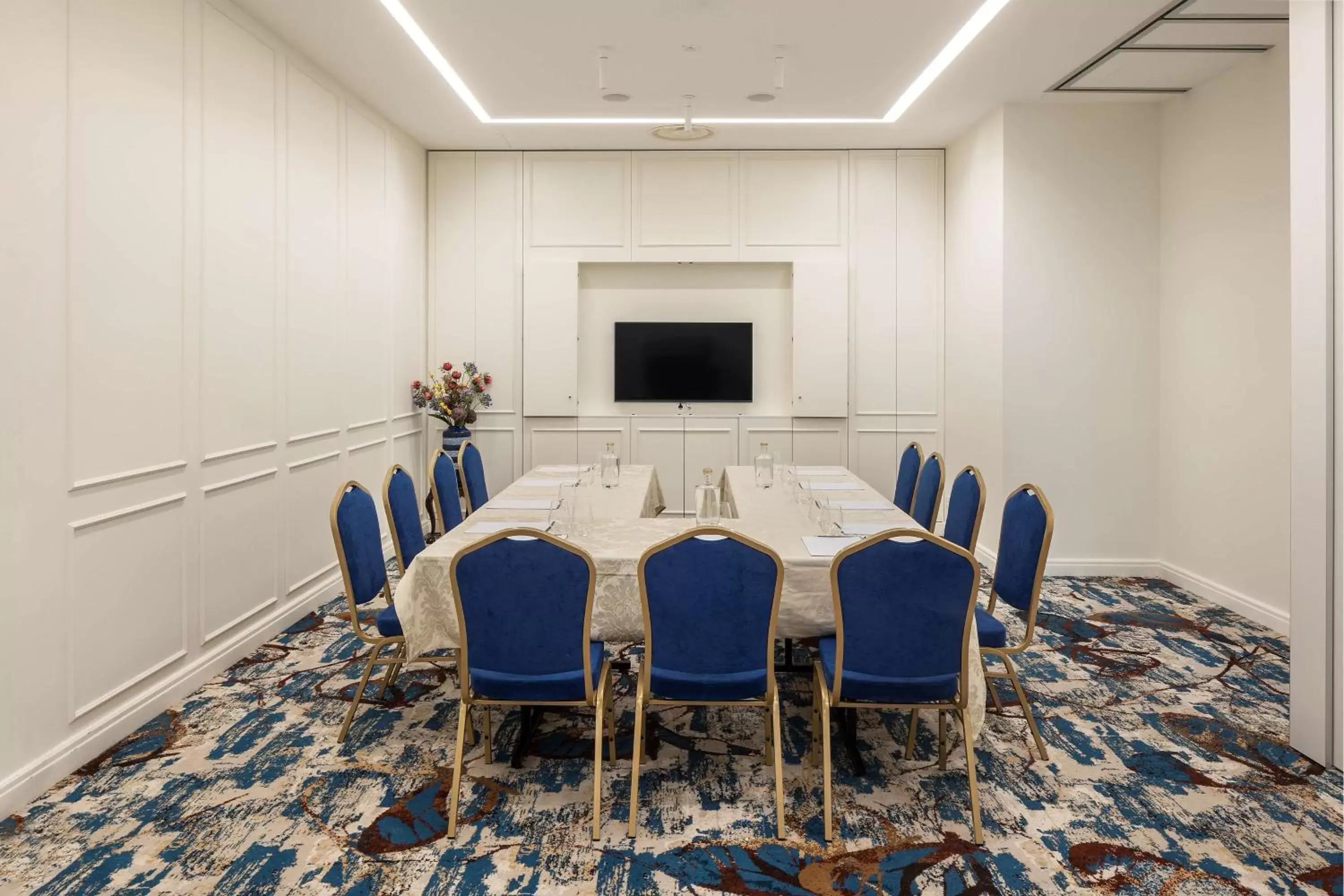 Meeting/conference room in The Emerald House Lisbon - Curio Collection By Hilton