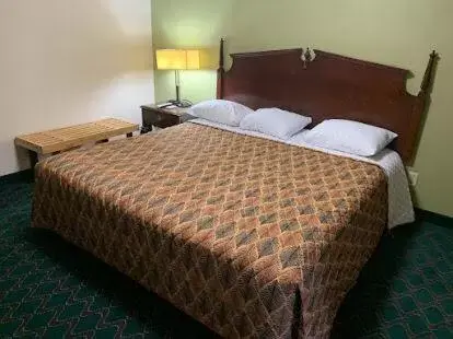 Standard King Room in Bing's Motel
