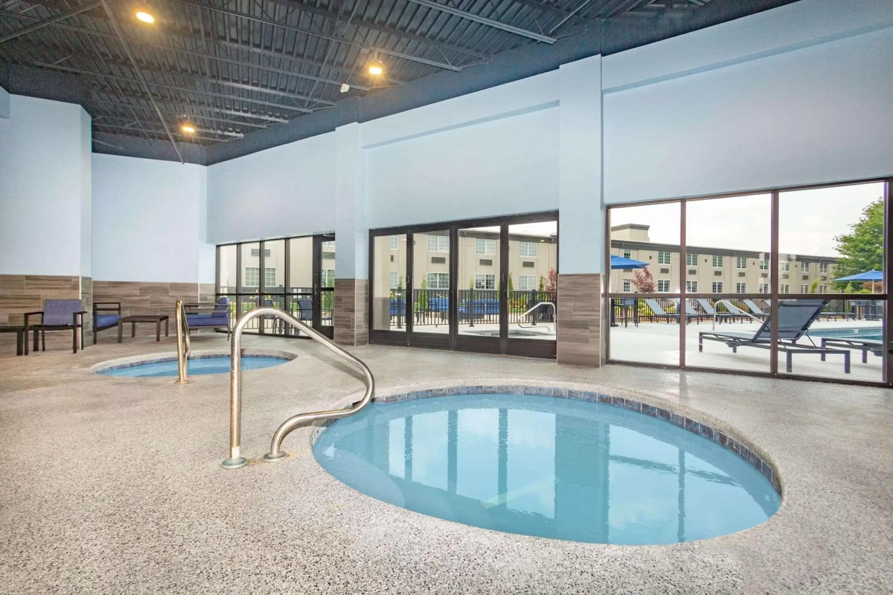 Hot Tub, Swimming Pool in La Quinta by Wyndham Joplin