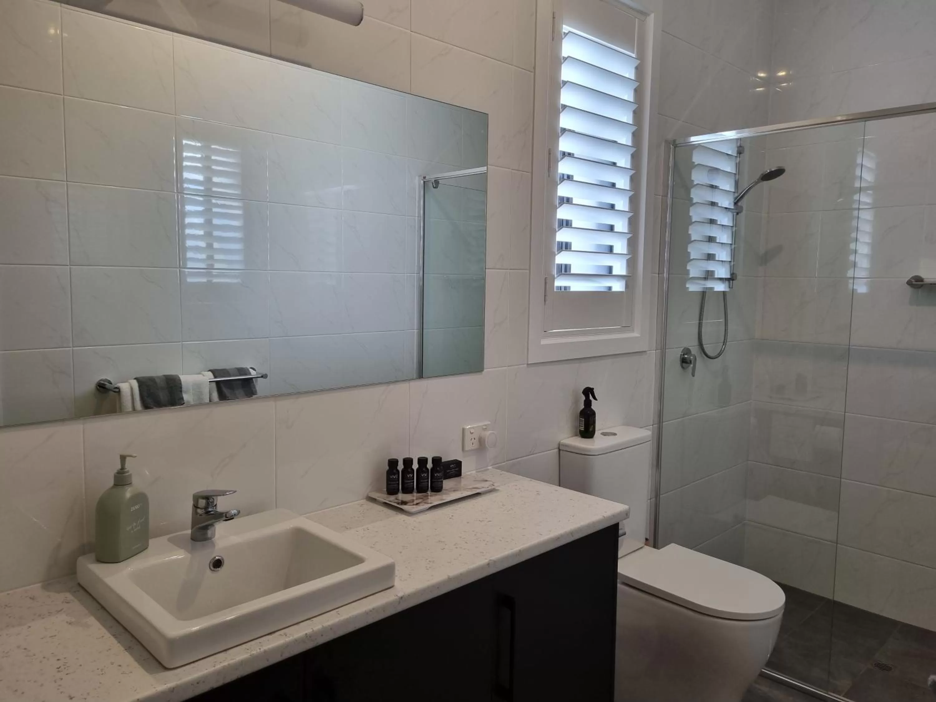 Shower, Bathroom in Hampton on Washington - FREE Wifi and Netflix