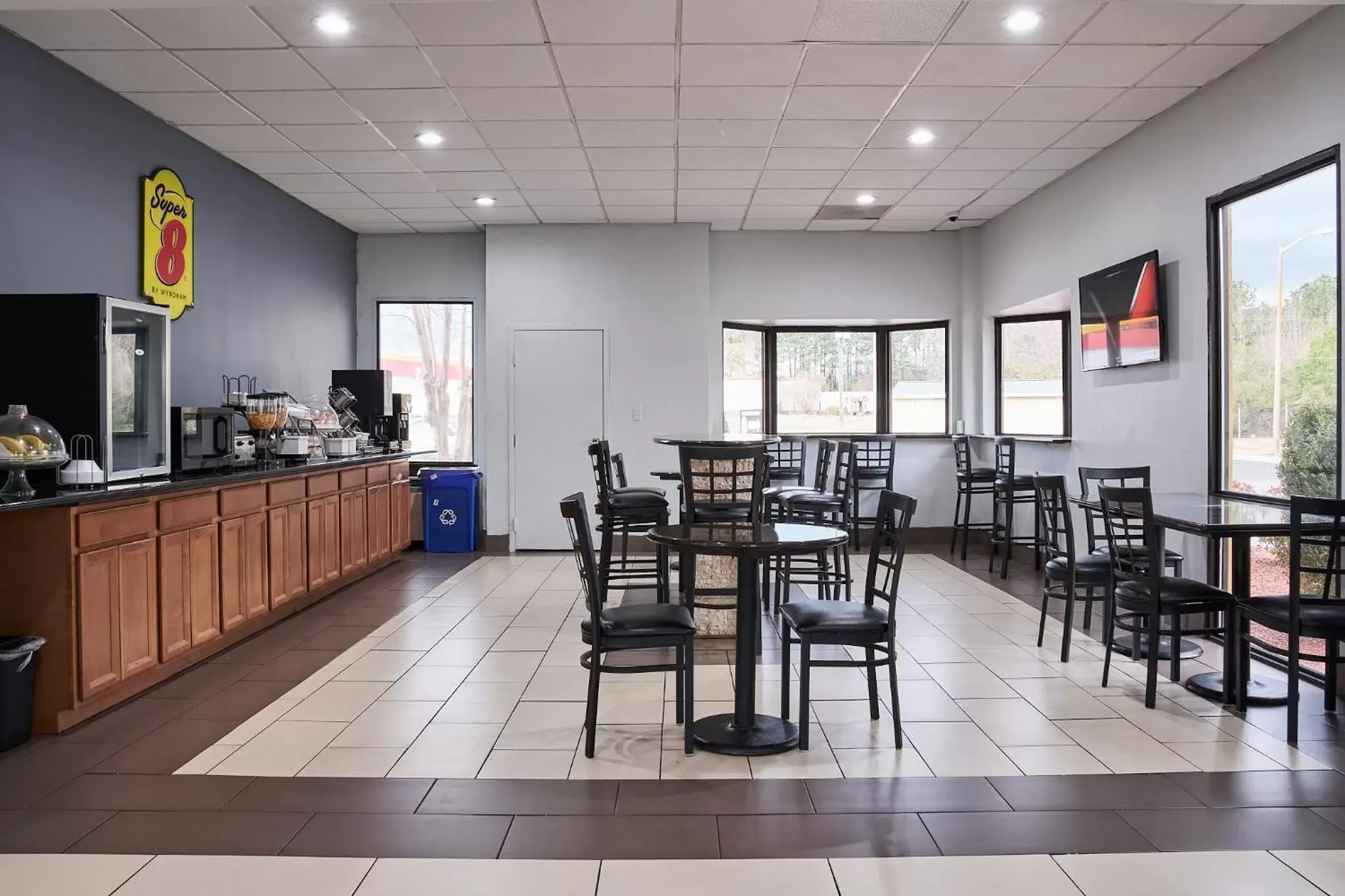 Dining area, Restaurant/Places to Eat in Super 8 by Wyndham Garysburg/Roanoke Rapids
