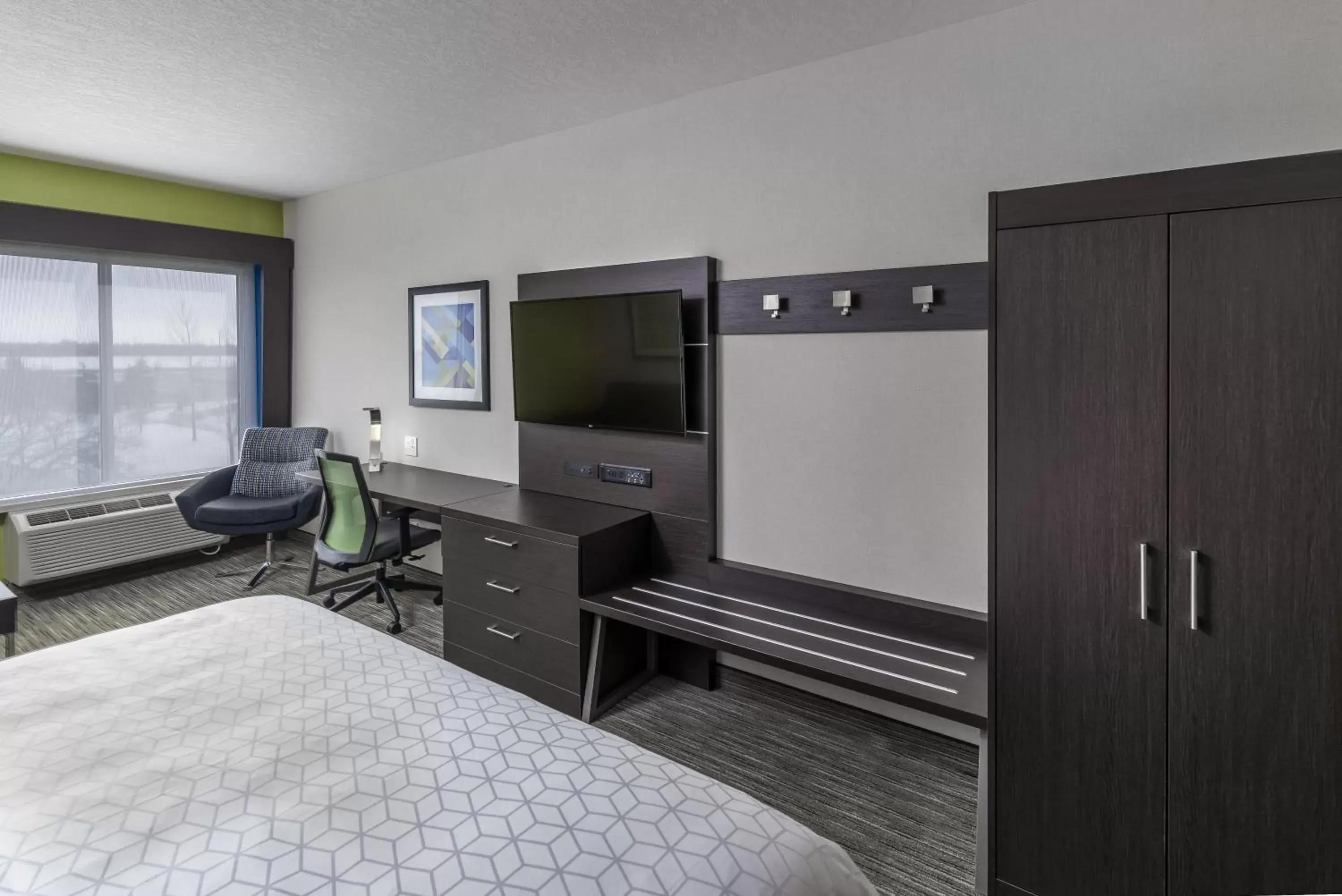 Bedroom, TV/Entertainment Center in Holiday Inn Express & Suites - Saskatoon East - University, an IHG Hotel