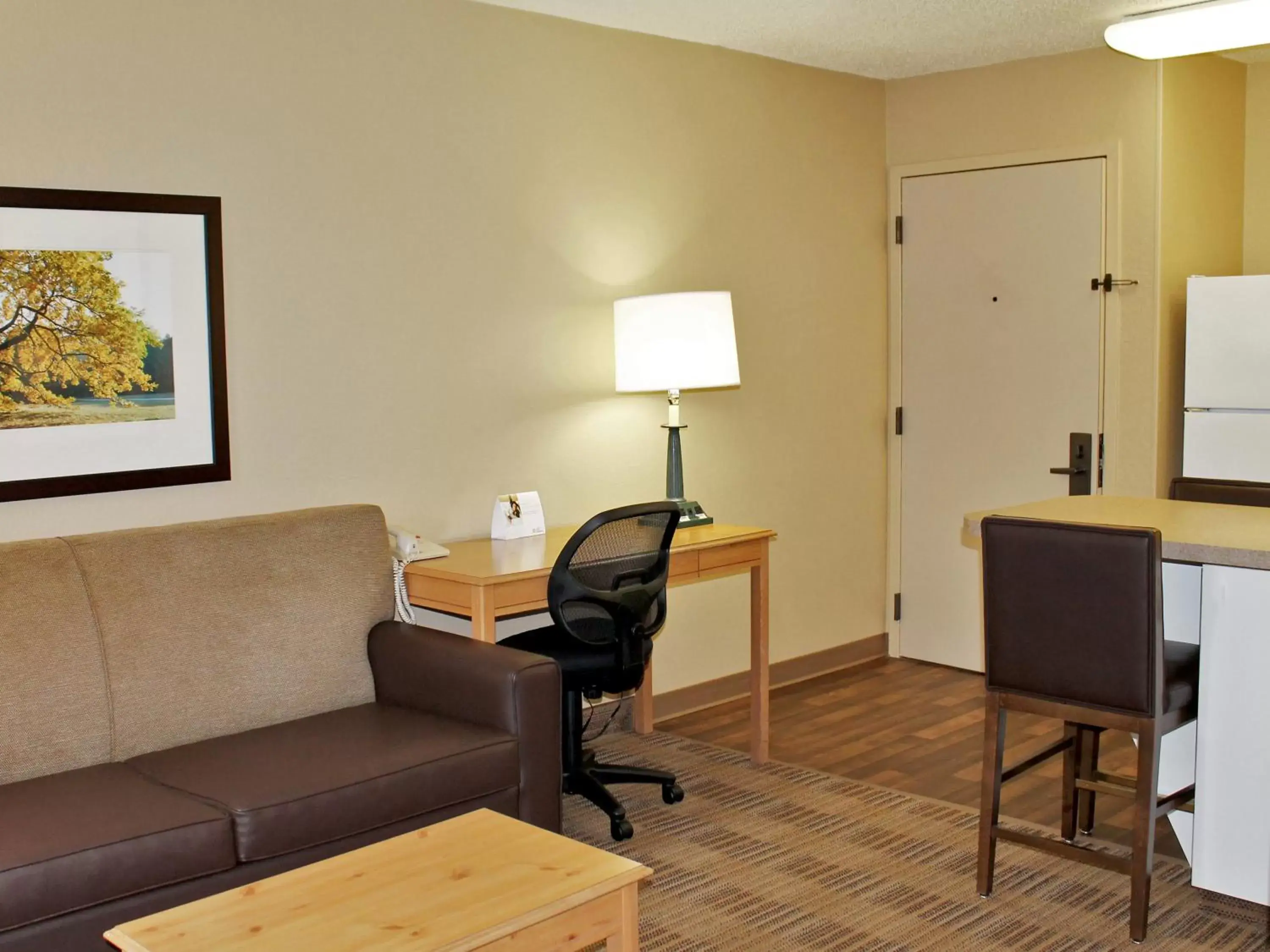 Kitchen or kitchenette, Seating Area in Extended Stay America Suites - Washington, DC - Alexandria - Eisenhower Ave