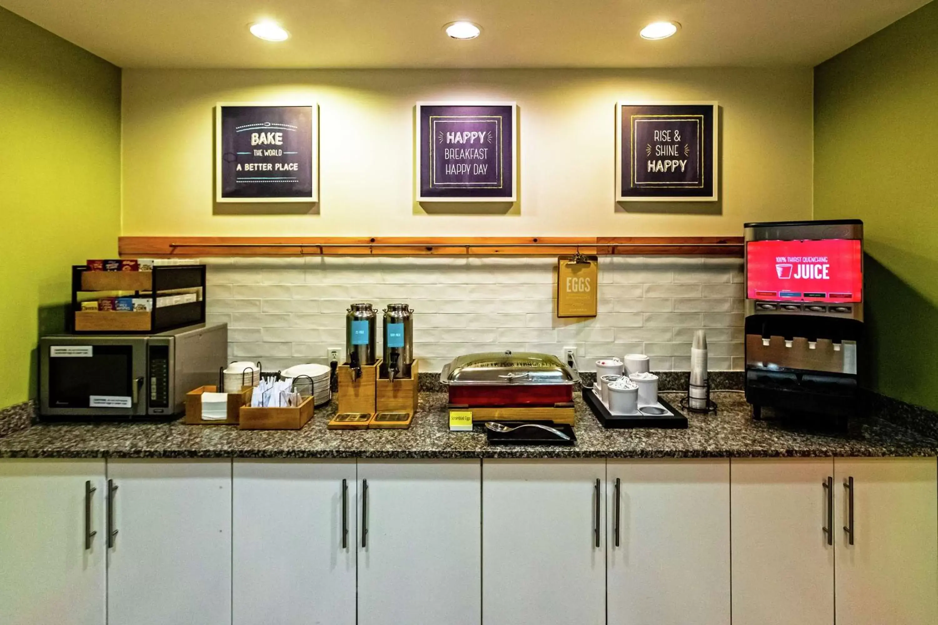 Breakfast, Kitchen/Kitchenette in Hampton Inn & Suites Sarasota / Bradenton - Airport