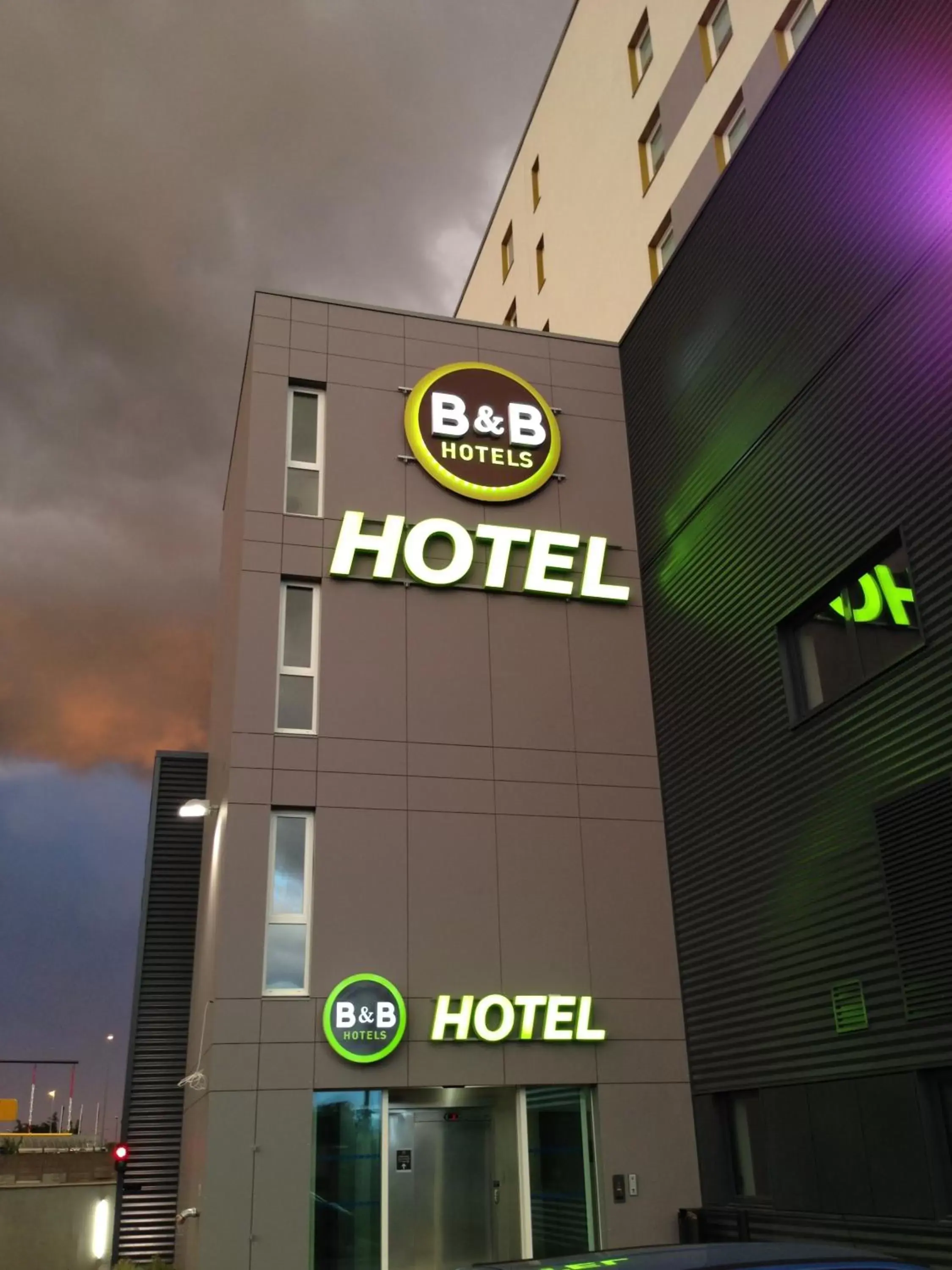Facade/entrance, Property Logo/Sign in B&B HOTEL Lyon Sud États-Unis