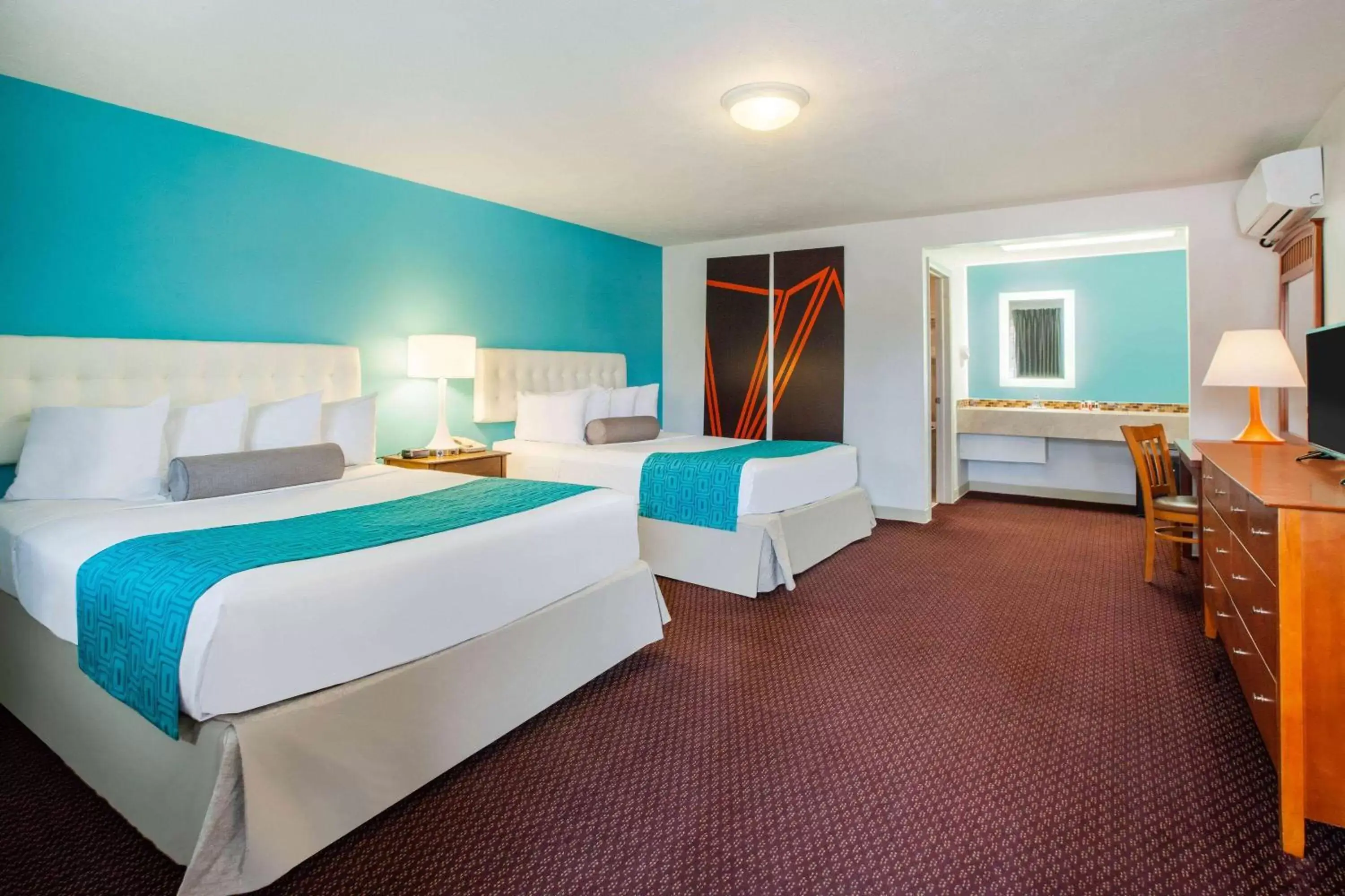 Photo of the whole room in Howard Johnson by Wyndham Traverse City