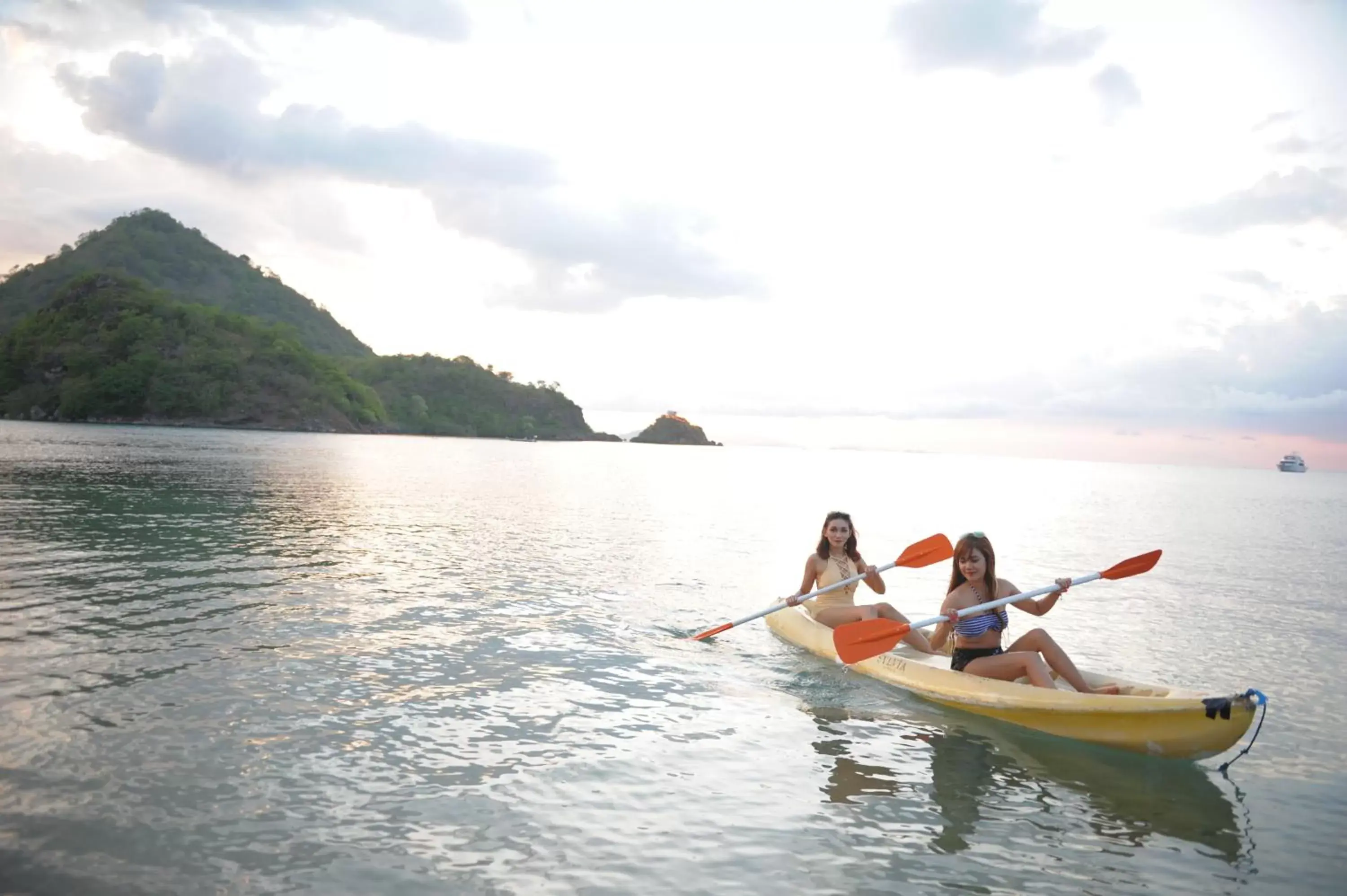 Beach, Canoeing in Sylvia Beach Villa