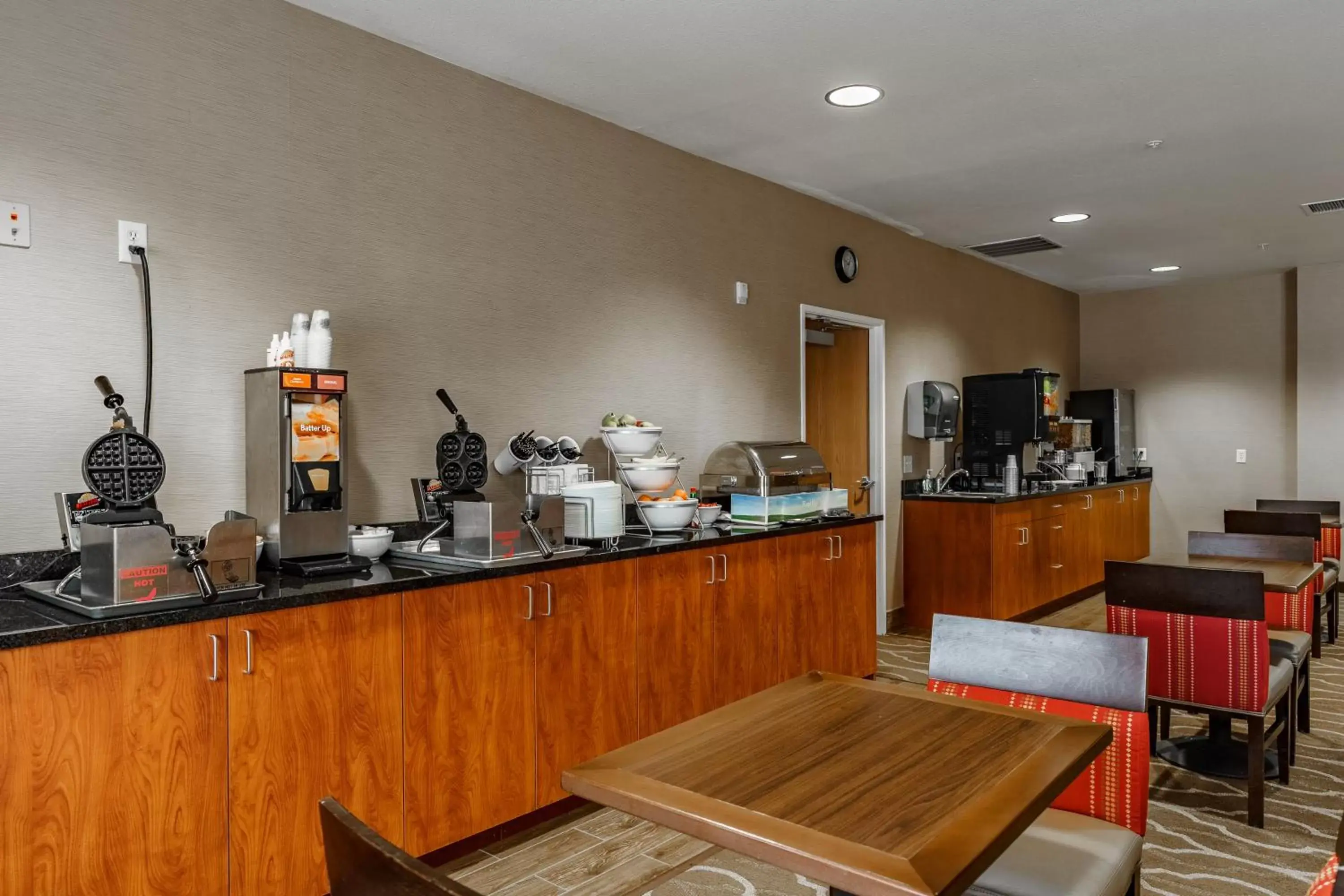 Buffet breakfast, Restaurant/Places to Eat in Cobblestone Suites - Ripon