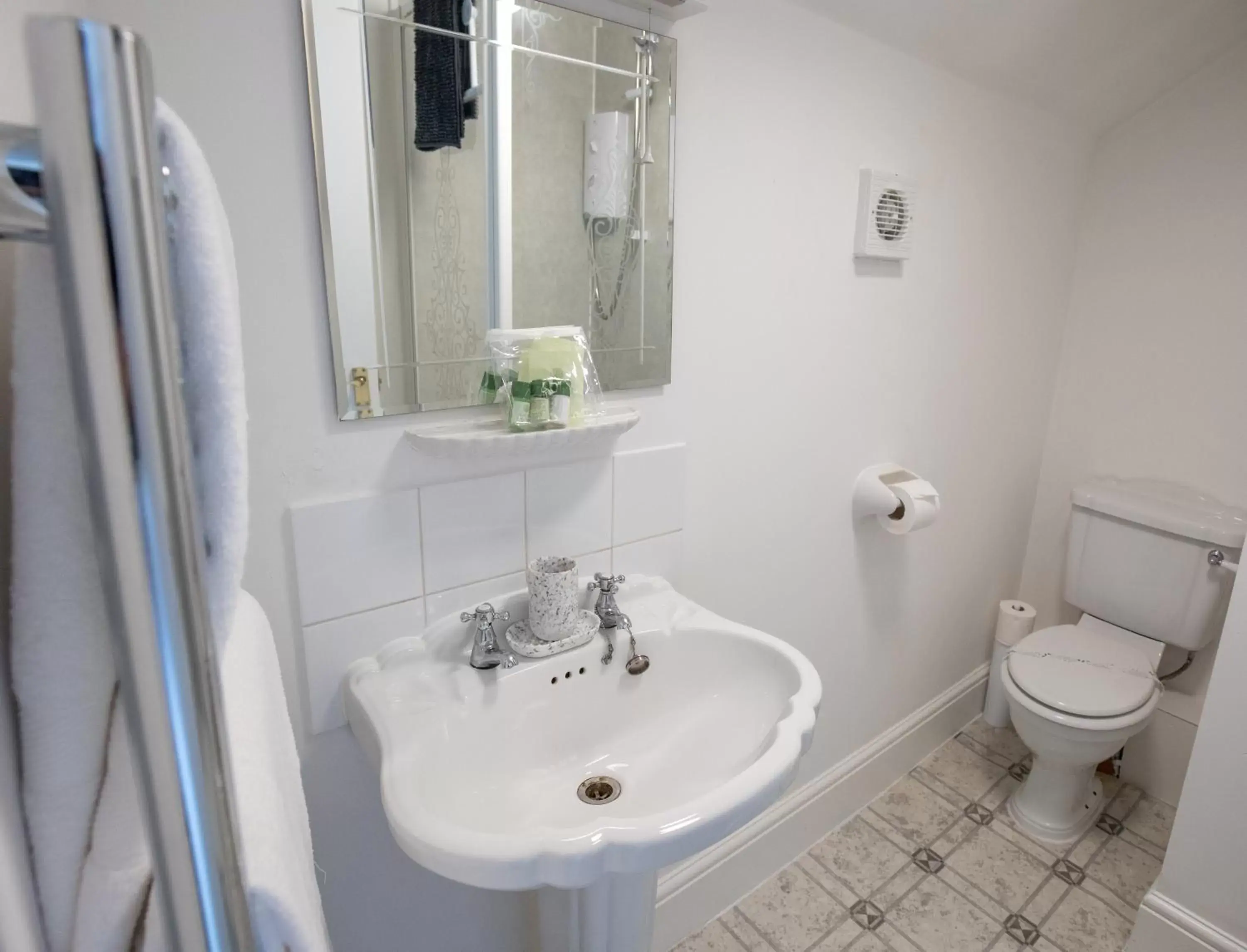 Twin Room with Shower in The Tiger Inn Twin Room with Shower in The Tiger Inn