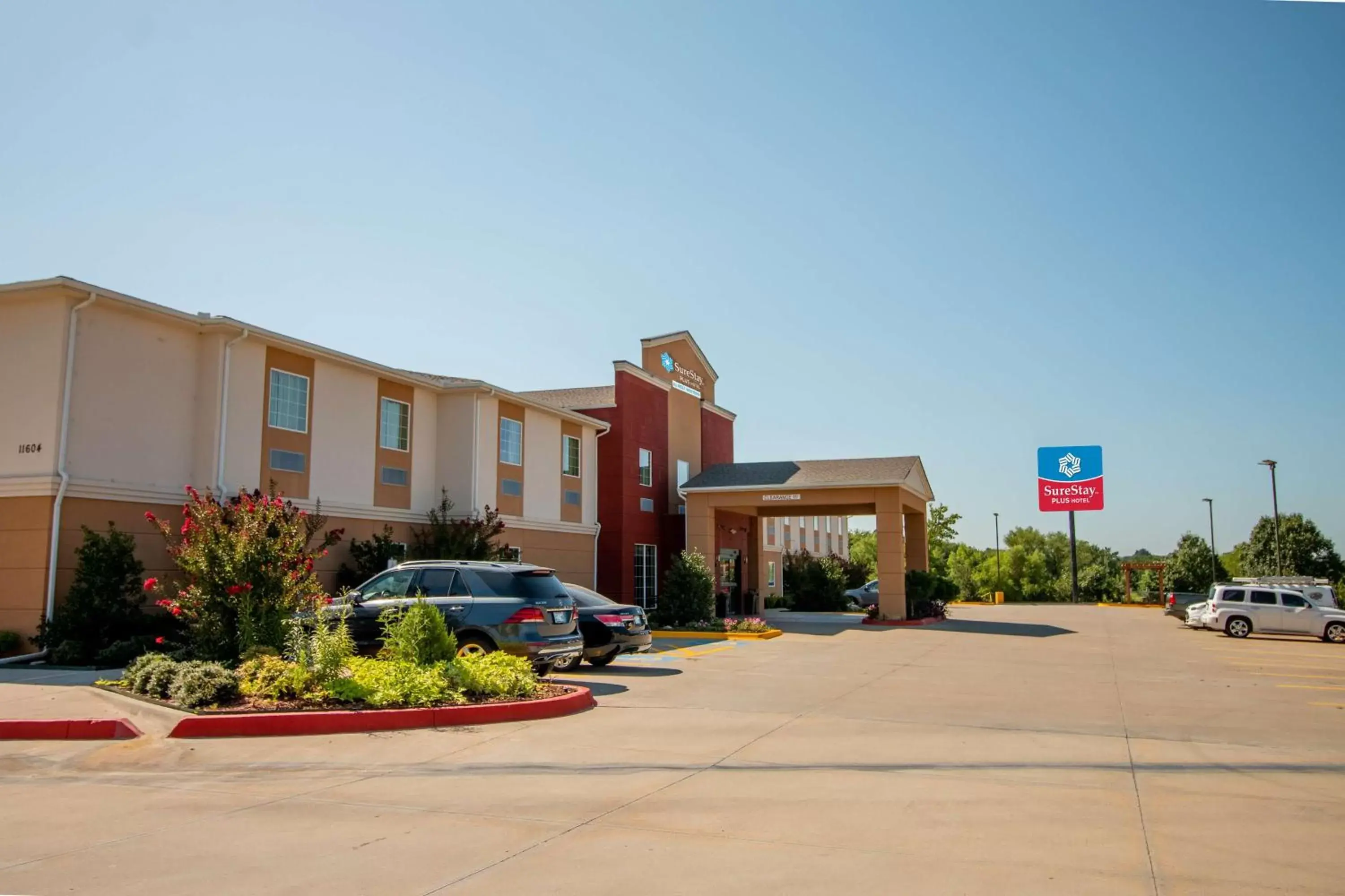 Property Building in SureStay Plus Hotel by Best Western Owasso Tulsa North