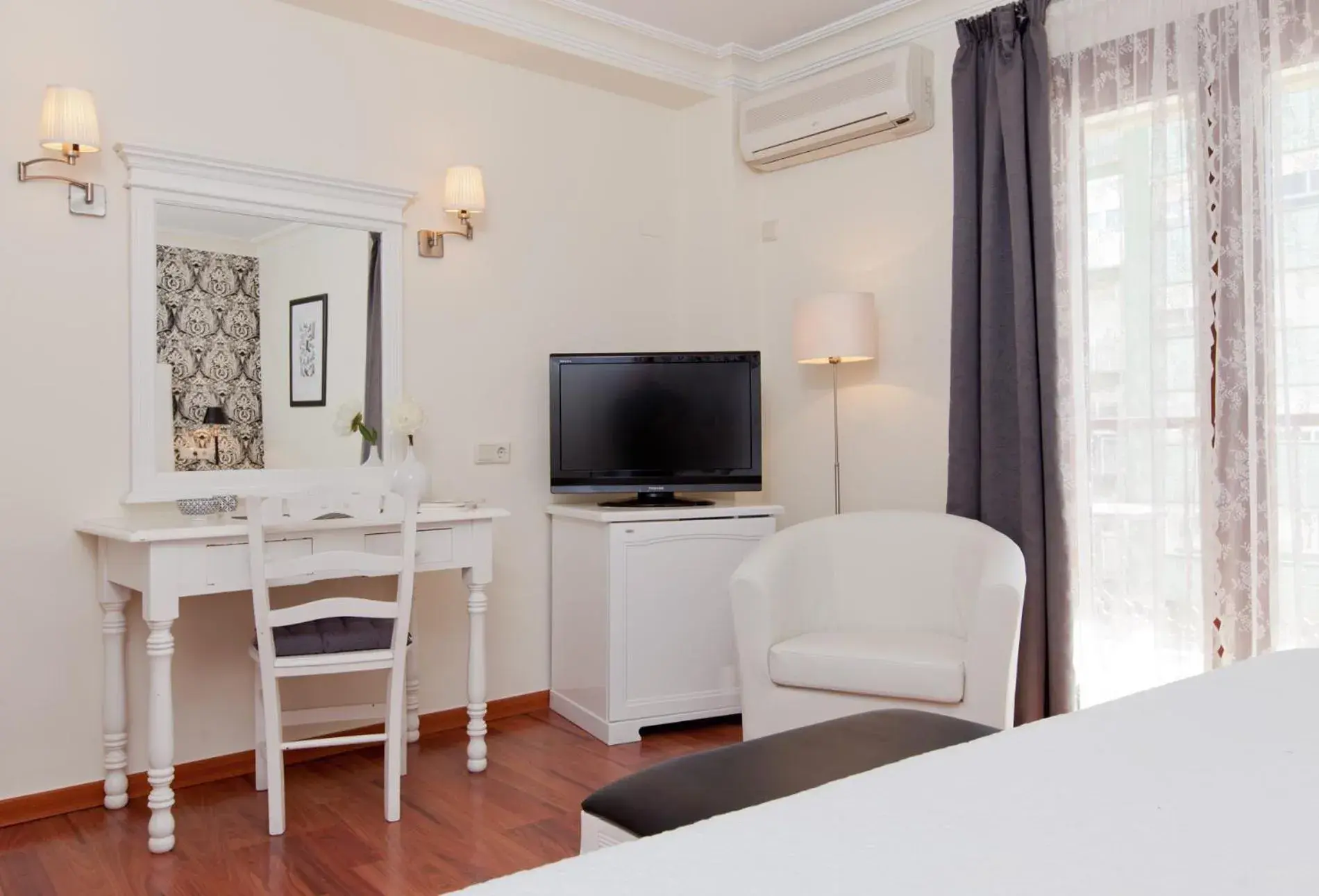 TV and multimedia, TV/Entertainment Center in Hotel MR Costa Blanca