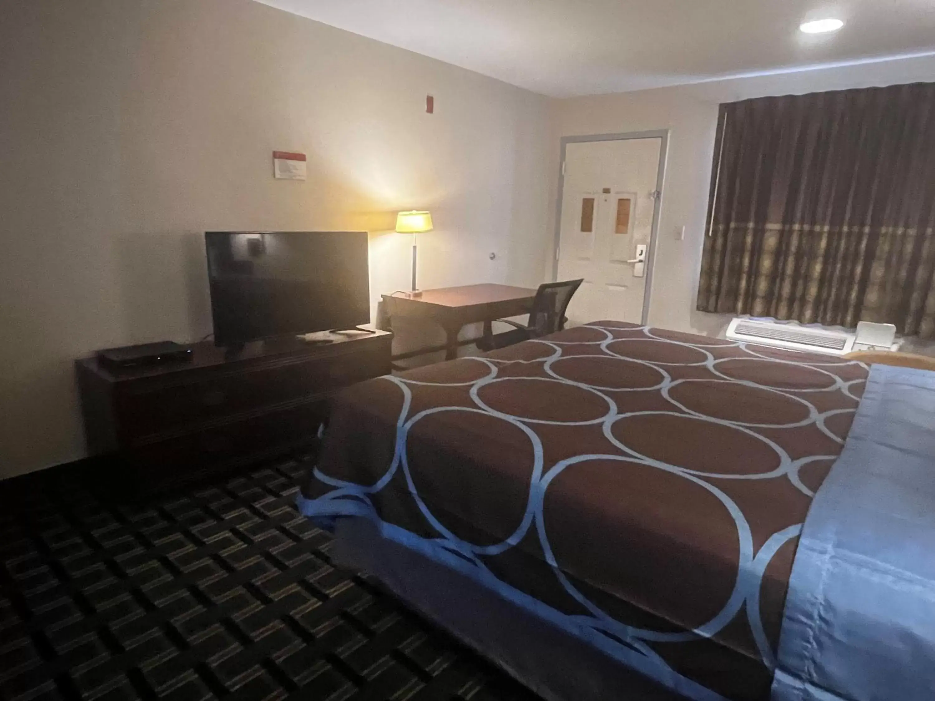 TV and multimedia, Bed in Super 8 by Wyndham Baytown I-10