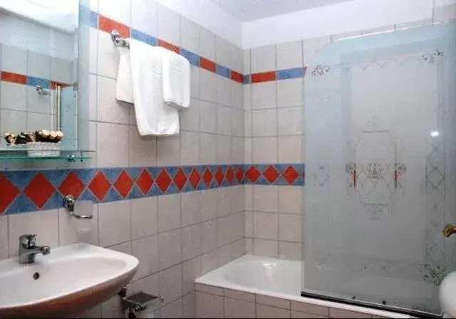Bathroom in Hotel Kynaitha