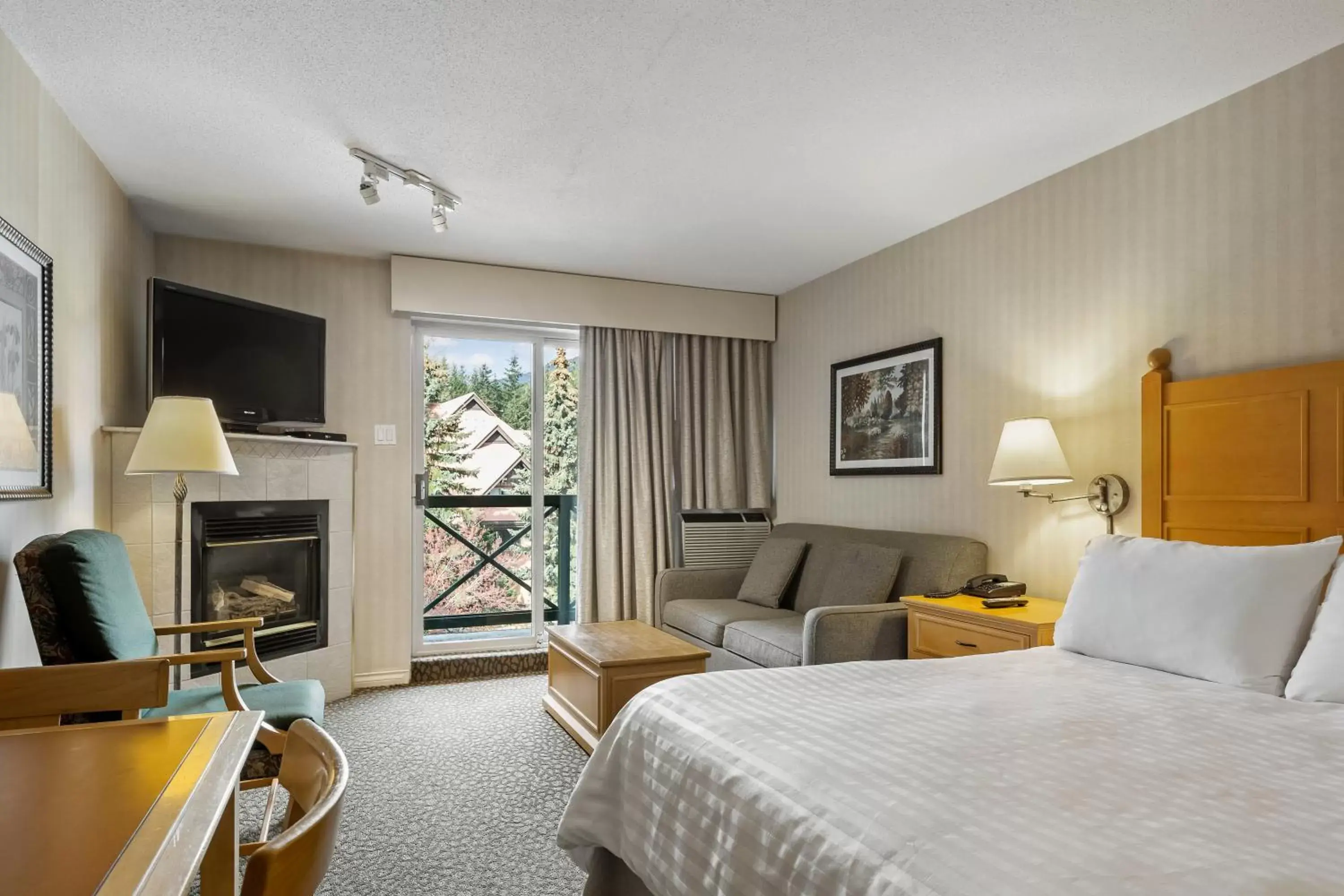 Deluxe Studio in Pinnacle Hotel Whistler