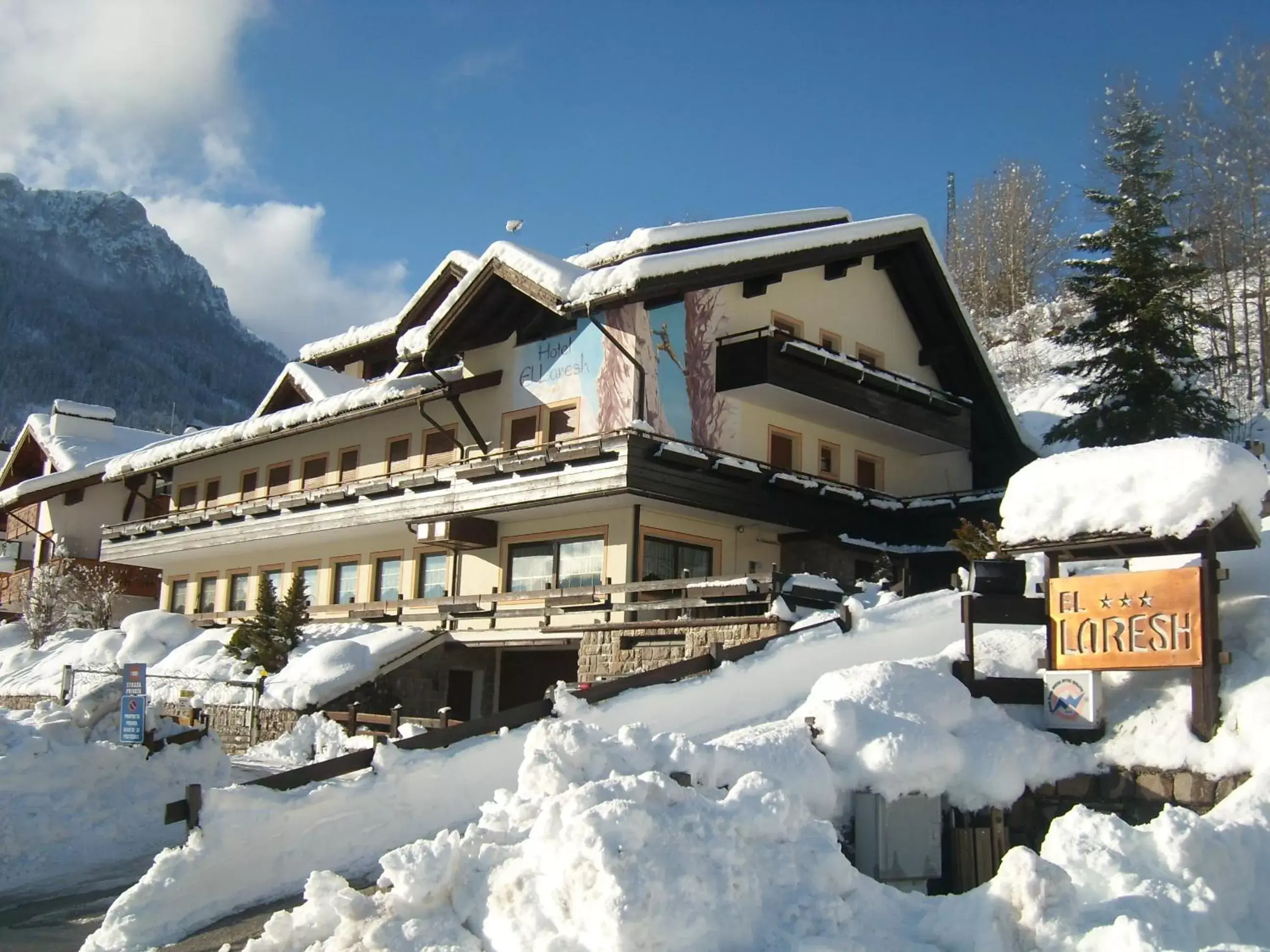 Property building, Winter in Hotel El Laresh