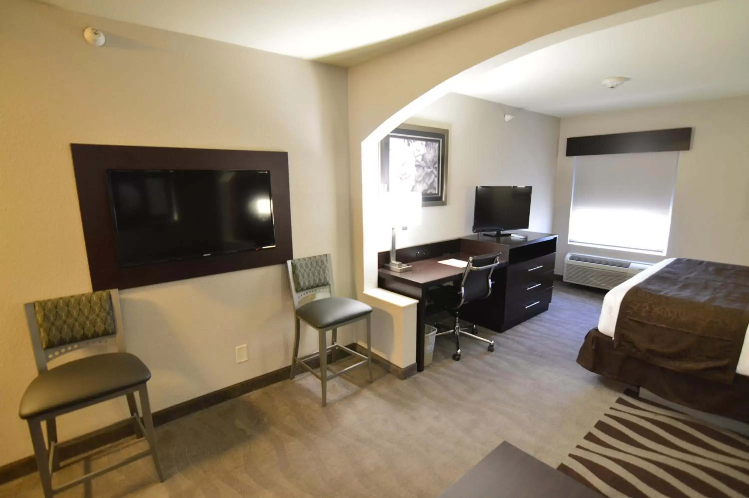Bed, TV/Entertainment Center in Best Western Plus Lee's Summit Hotel & Suites