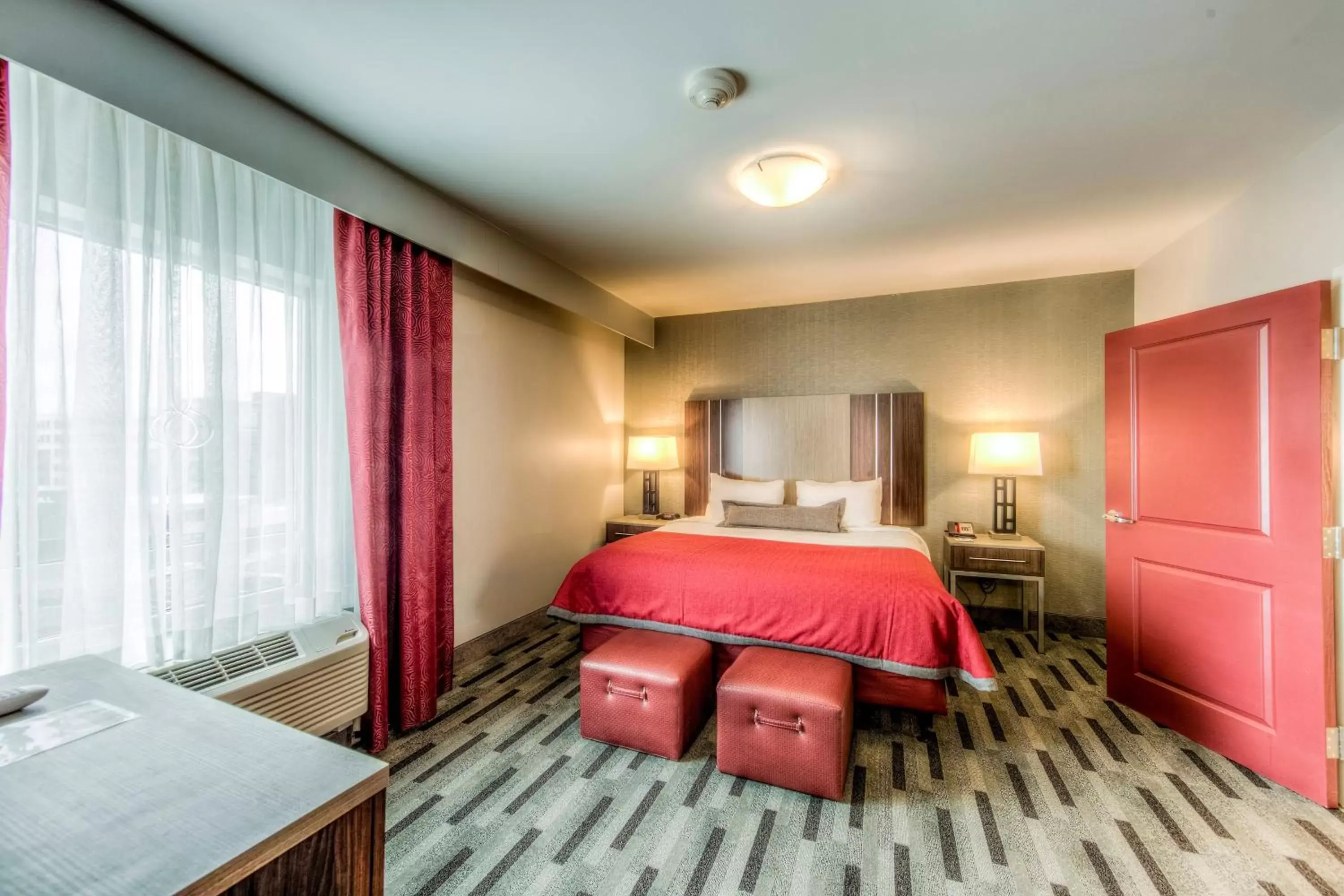 Photo of the whole room, Bed in Staybridge Suites - University Area OSU, an IHG Hotel