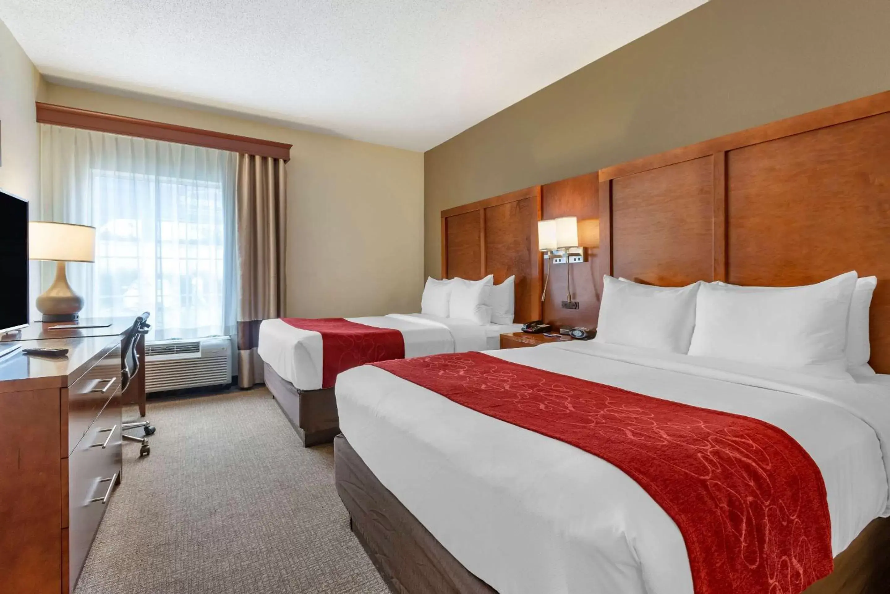 Photo of the whole room, Bed in Comfort Suites Newark - Harrison