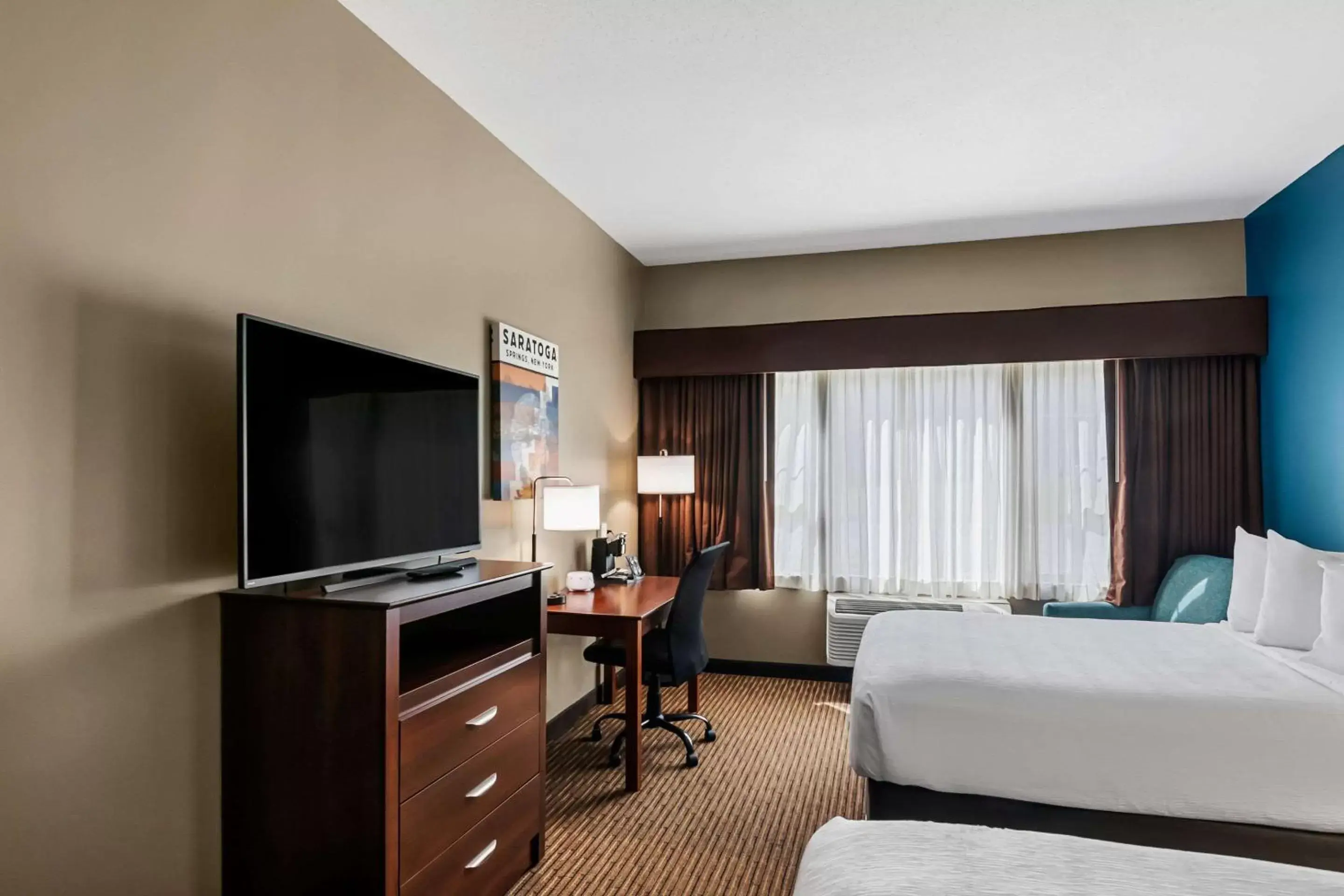 Bedroom, TV/Entertainment Center in The Hotel Saratoga, Ascend Hotel Collection