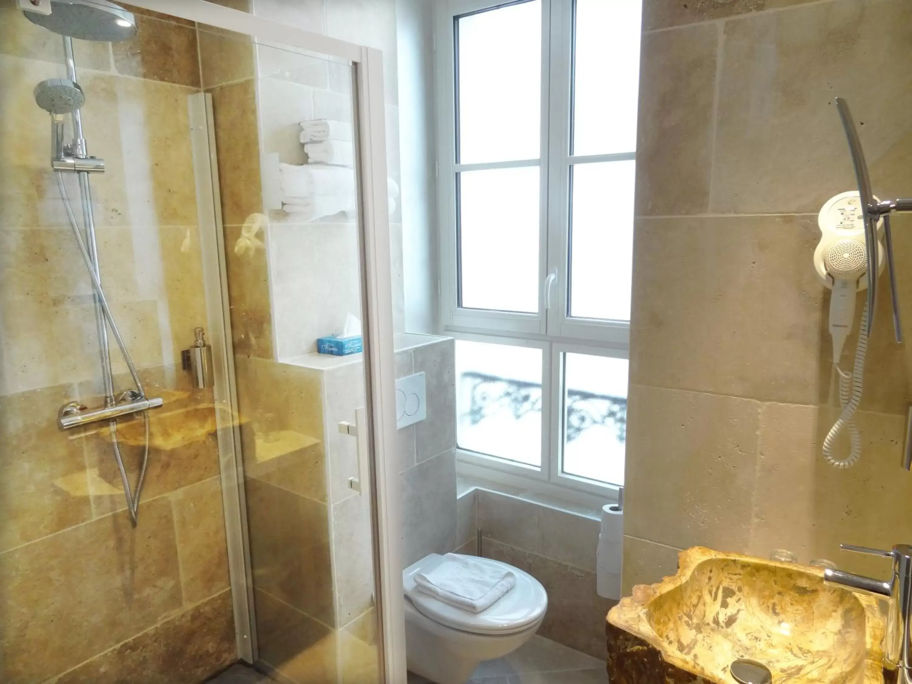 Shower, Bathroom in Le Pavillon Hotel