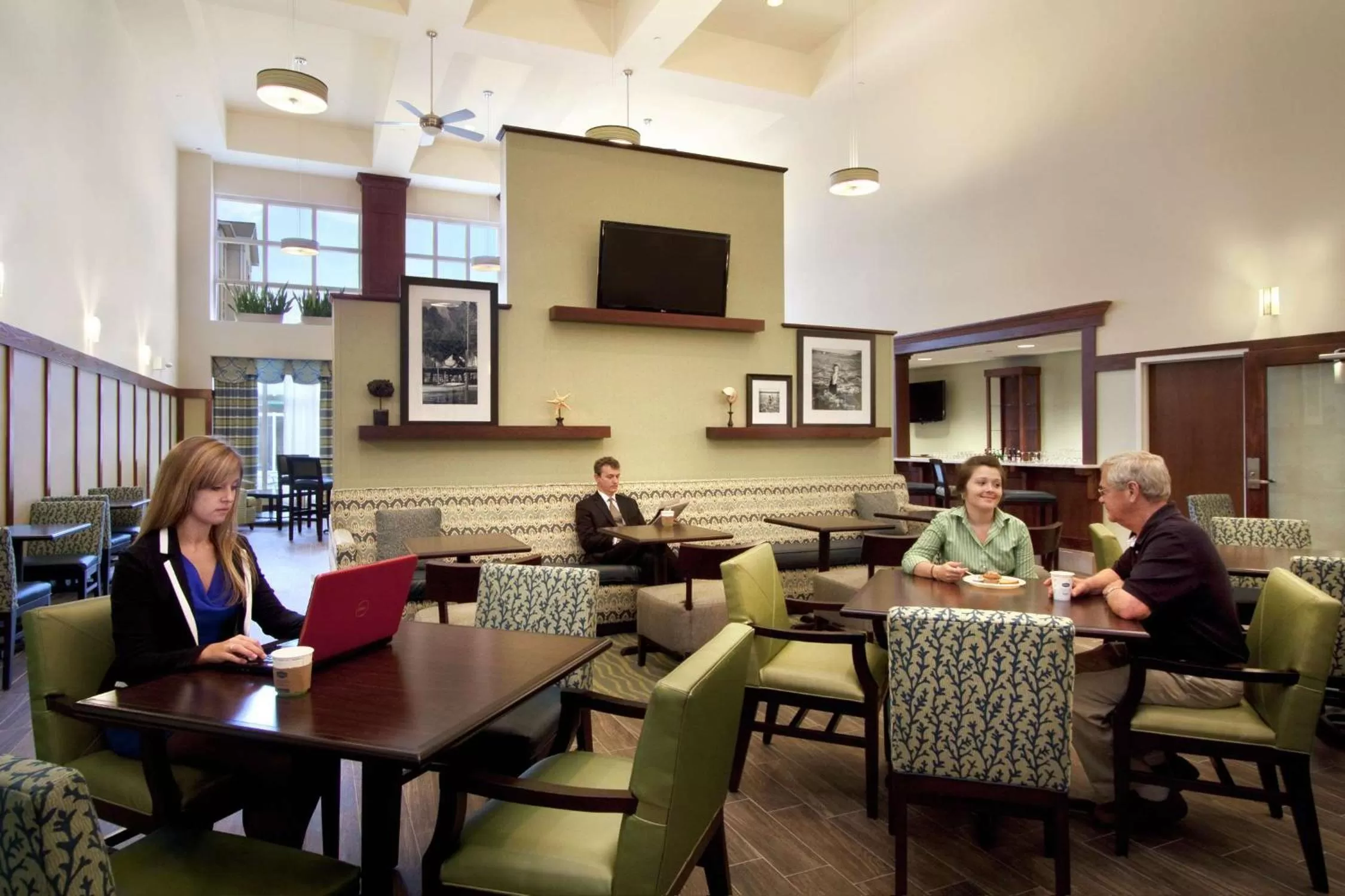 Dining area in Hampton Inn & Suites Providence-Warwick Airport