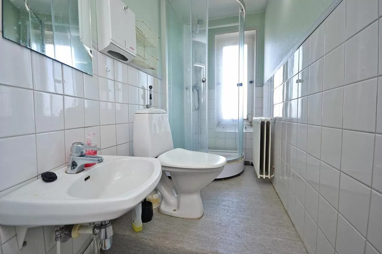 Shower in Motel Tornio