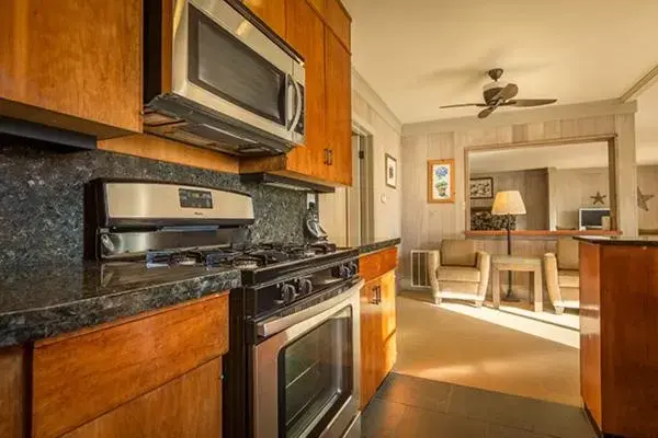 Kitchen/Kitchenette in Heritage House Resort & Spa