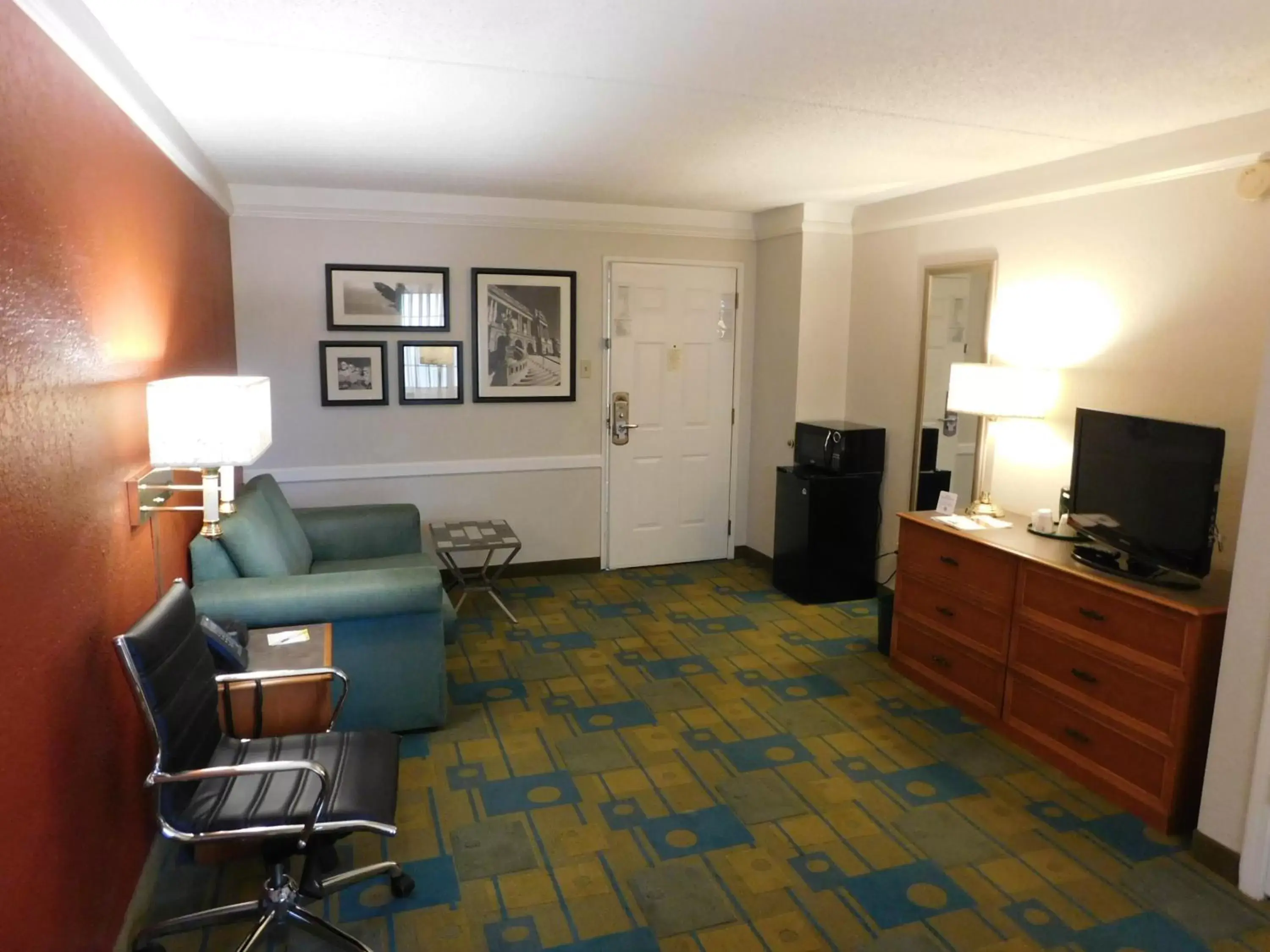 Photo of the whole room, Seating Area in Days Inn & Suites by Wyndham Schaumburg- Woodfield Mall