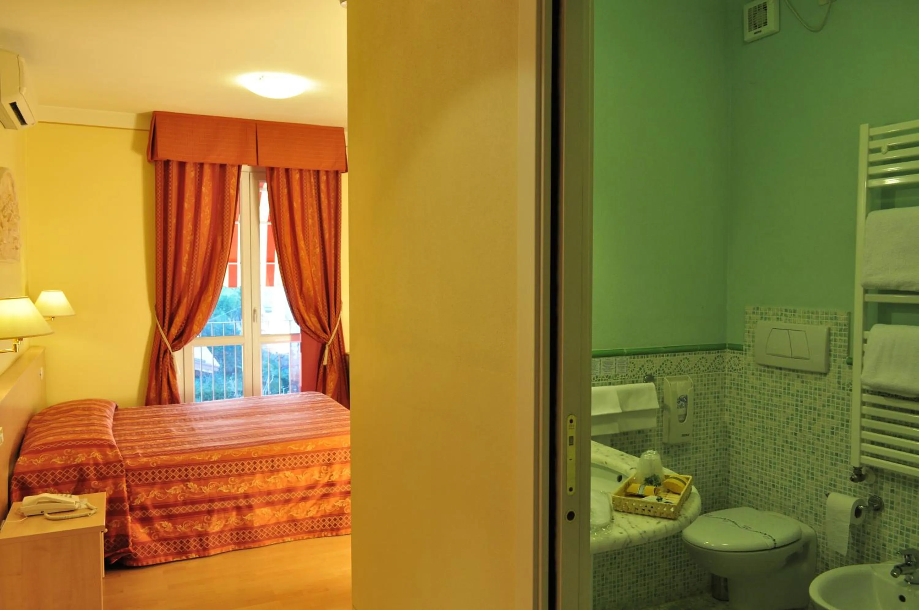 Bathroom, Bed in Hotel Alsazia