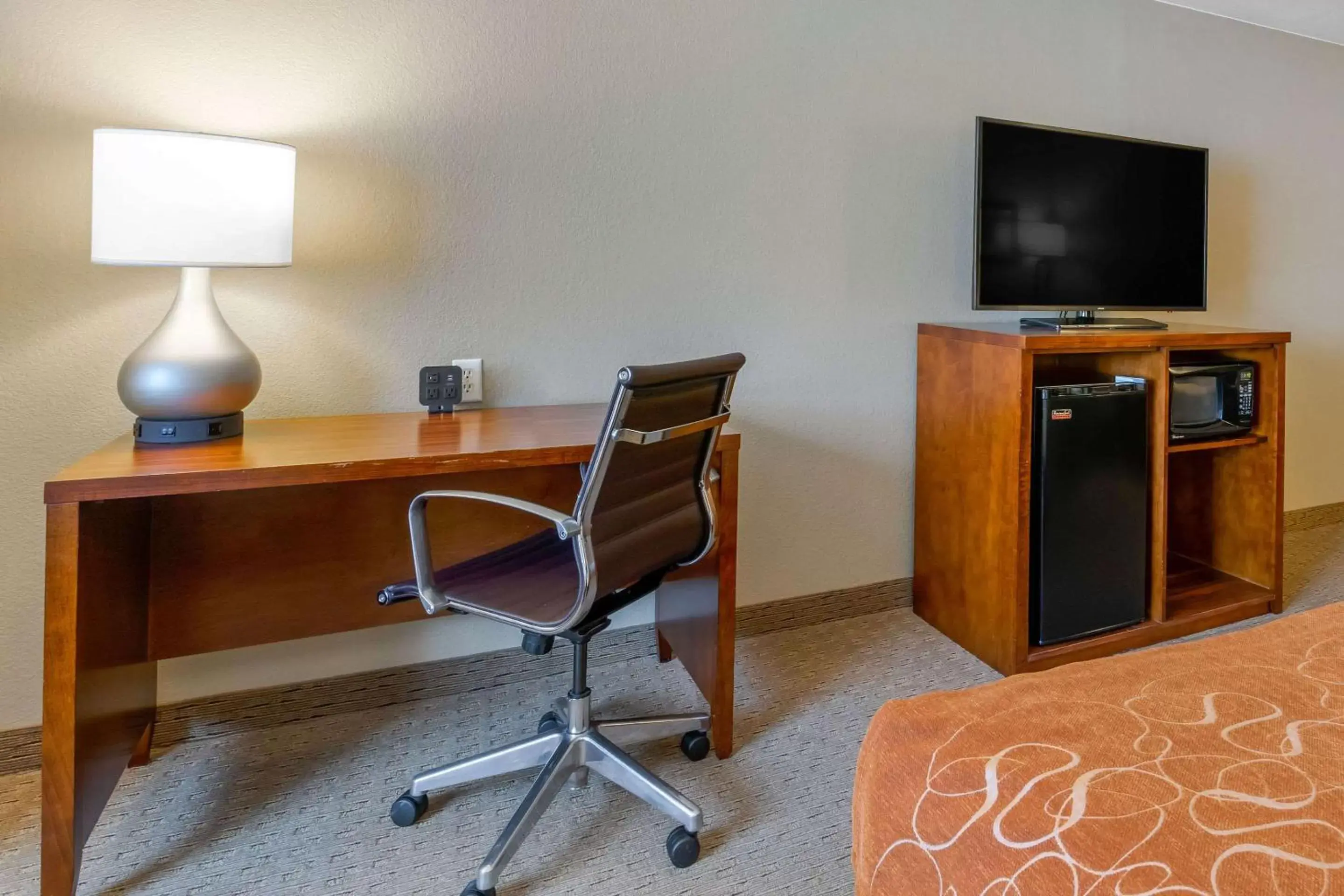 Photo of the whole room, TV/Entertainment Center in Comfort Suites Burlington