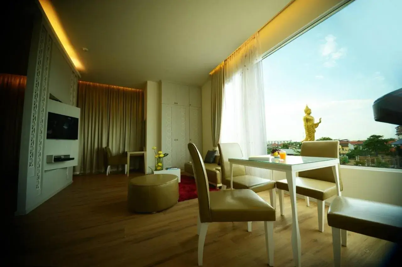 Quiet street view, Dining Area in The Beverly Hills Hotel