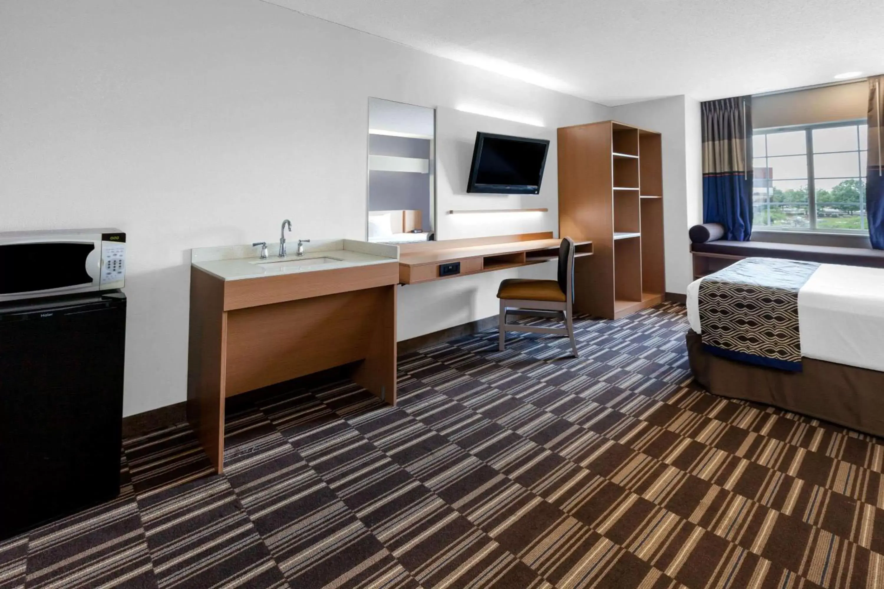 Photo of the whole room, Kitchen/Kitchenette in Microtel Inn Suite by Wyndham BWI Airport