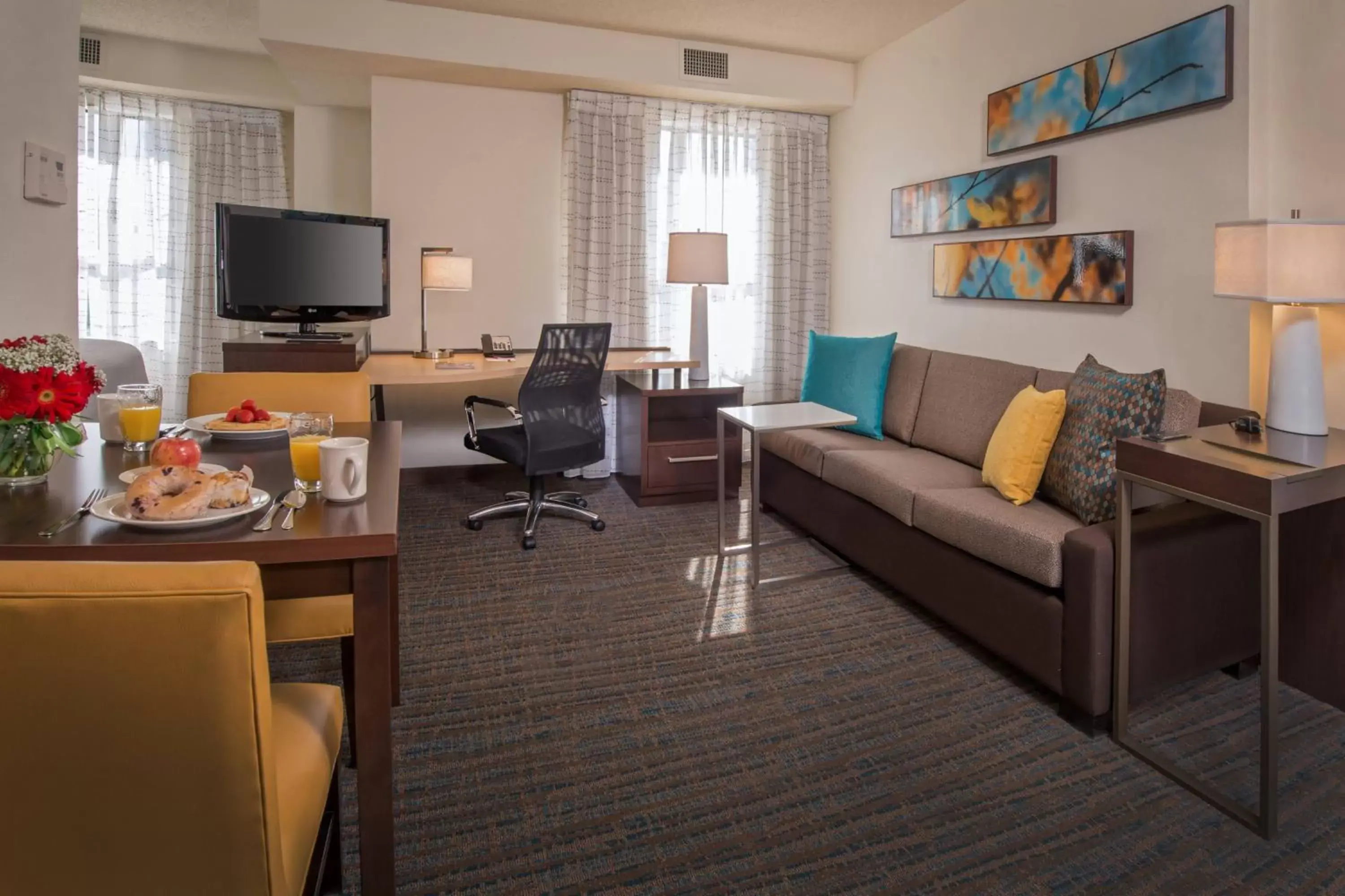 Photo of the whole room, Seating Area in Residence Inn Arlington Rosslyn