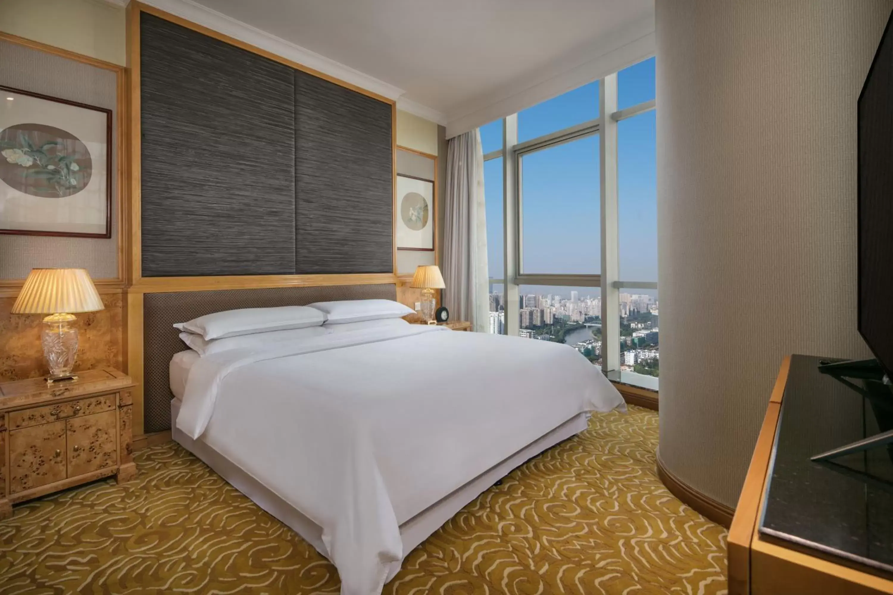 Property building, Bed in Sheraton Nanjing Kingsley Hotel & Towers
