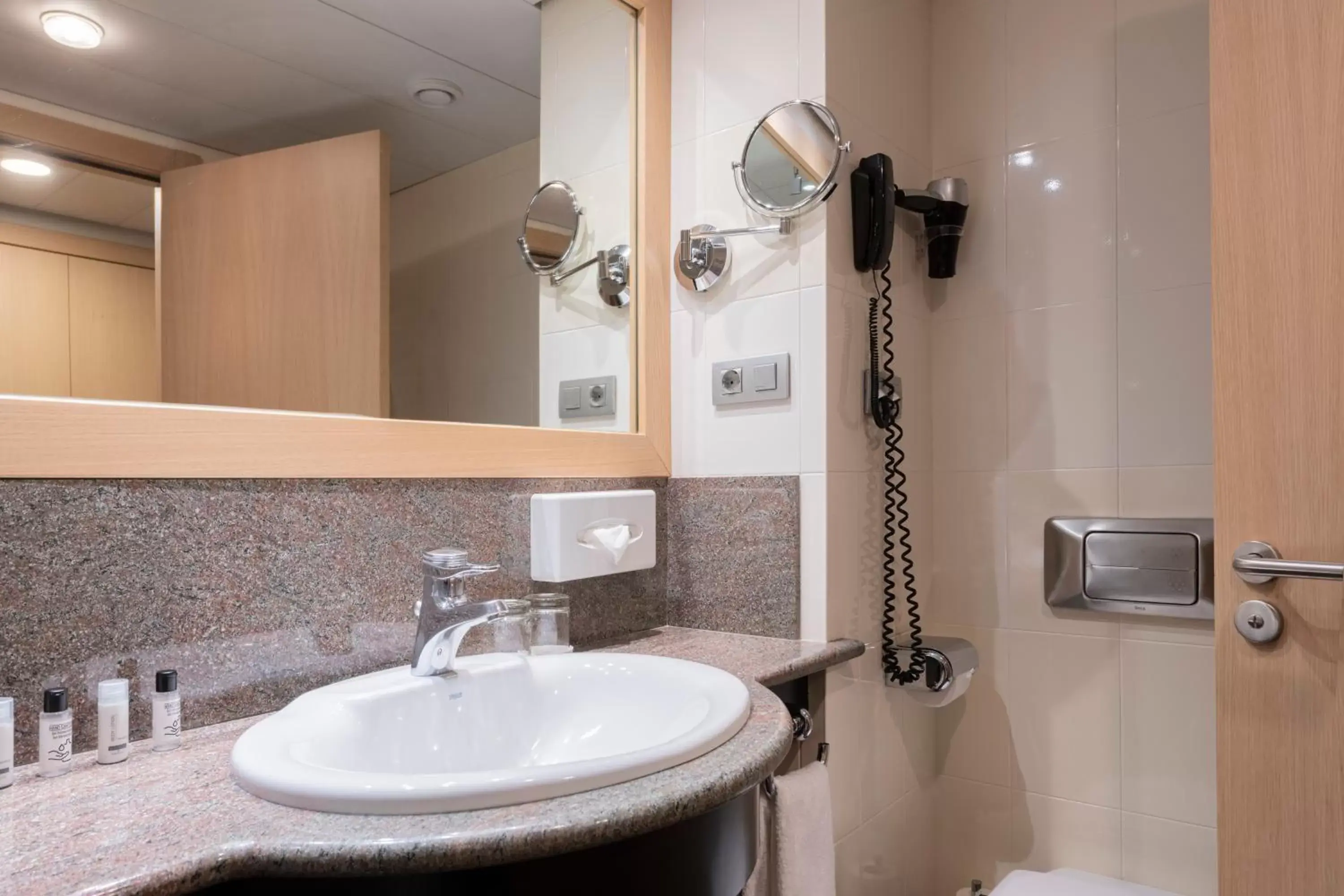 Bathroom in Suites Plaza Hotel & Wellness