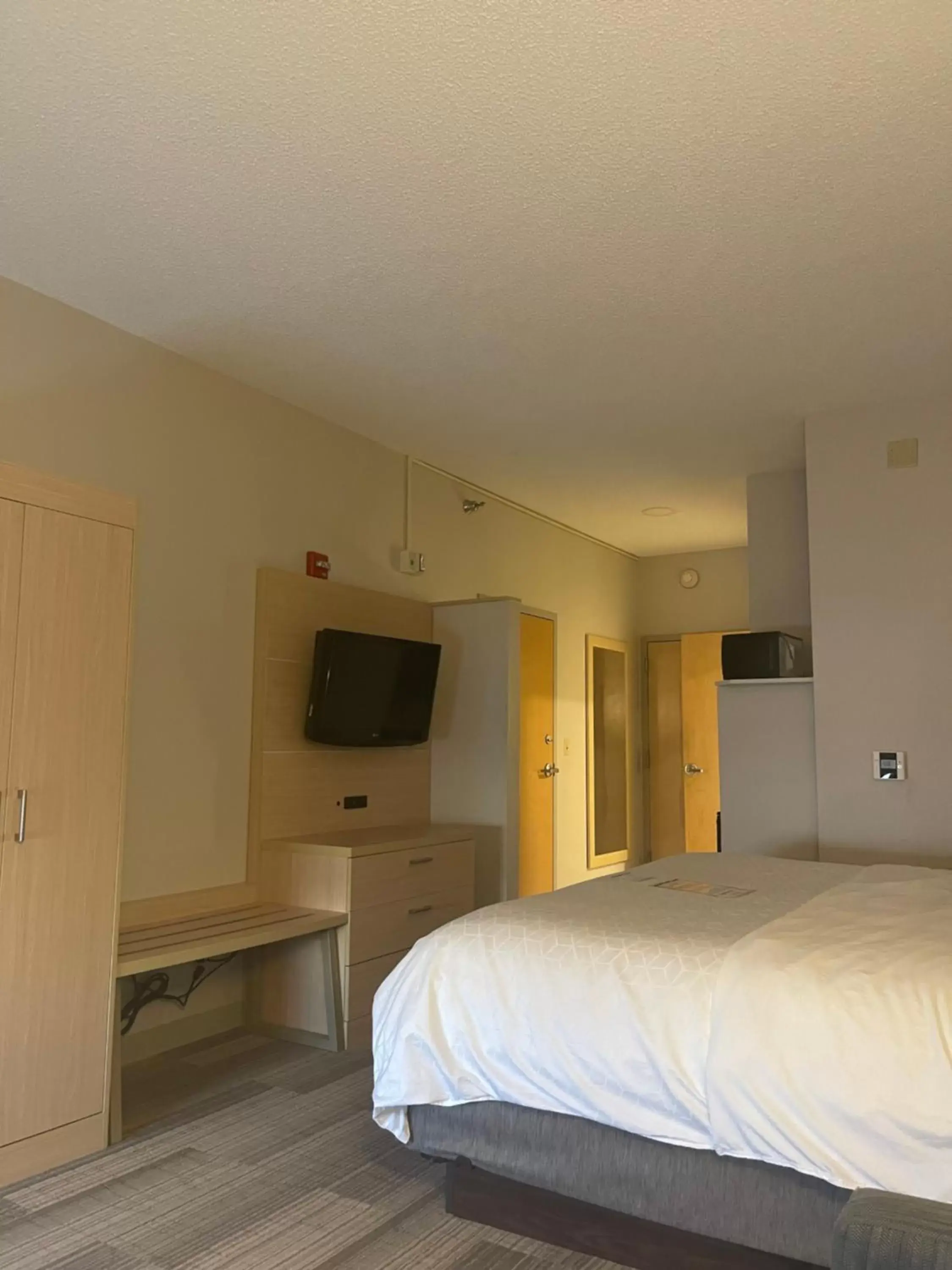 Bed in Holiday Inn Express Cedar Rapids - Collins Road, an IHG Hotel
