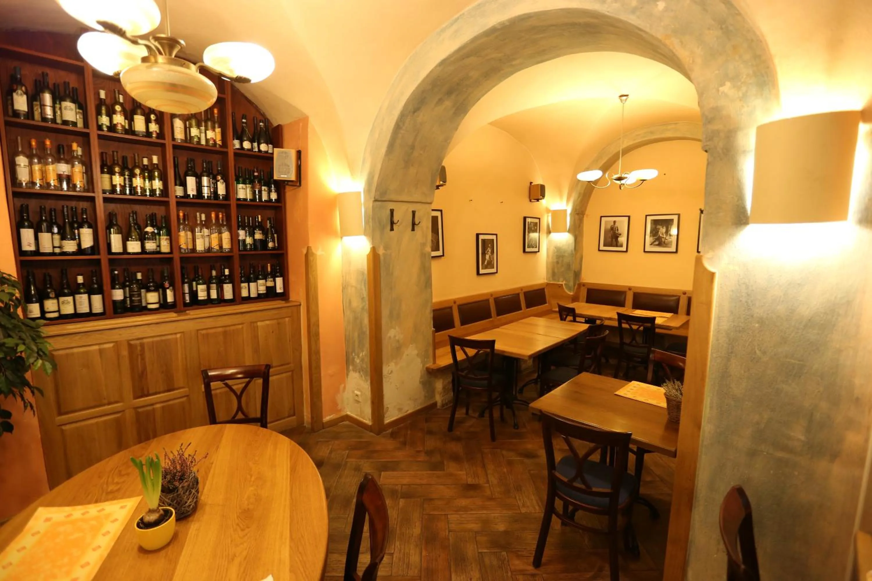 Restaurant/places to eat in Hotel King George