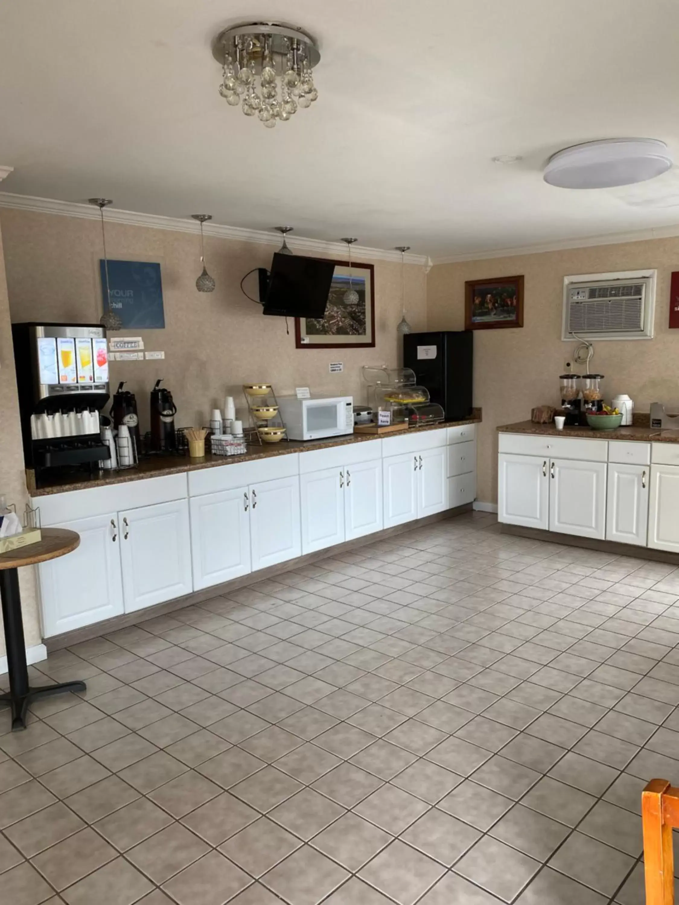 Coffee/tea facilities, Kitchen/Kitchenette in Atlantic Shores Inn and Suites