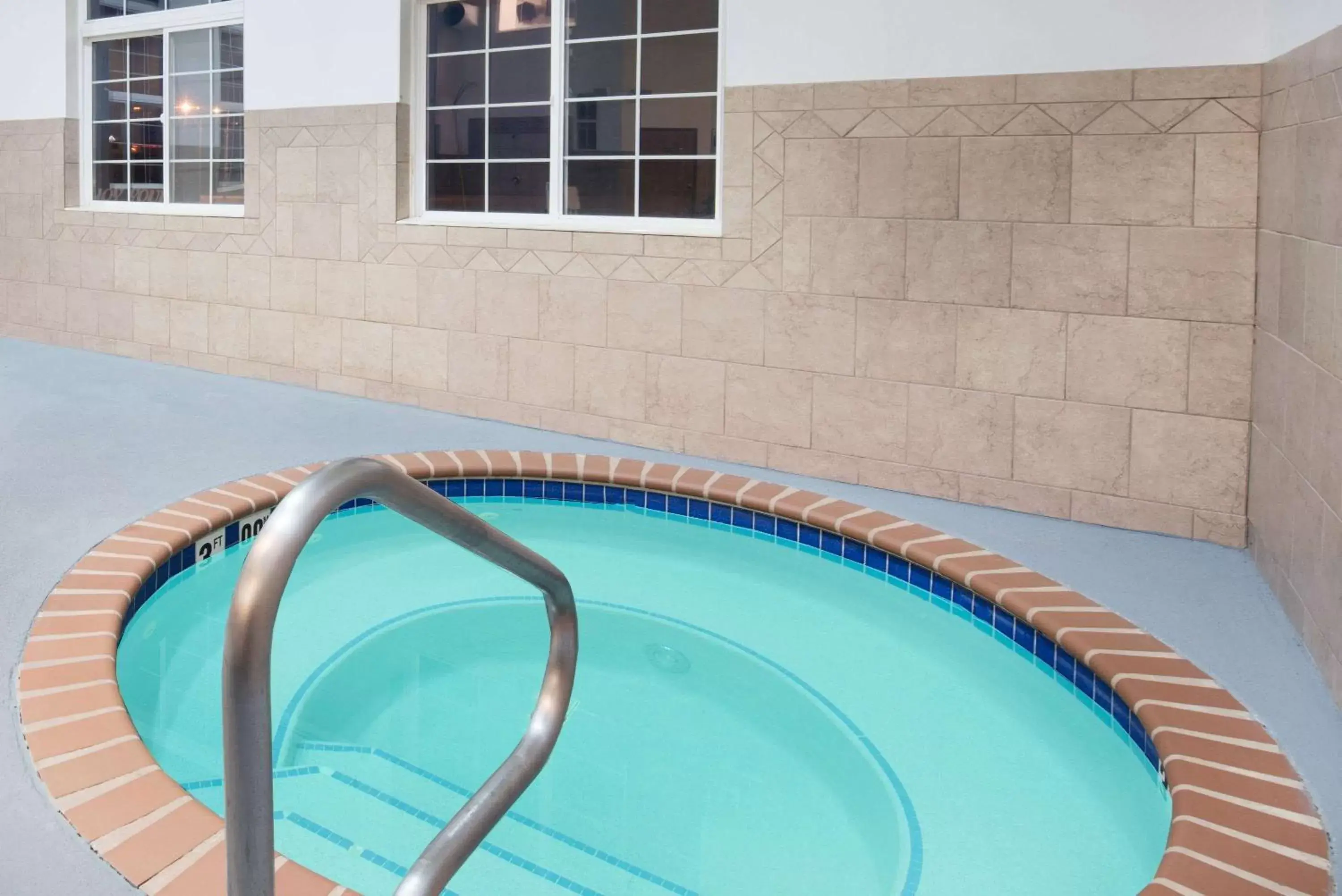 Hot Tub, Swimming Pool in Howard Johnson by Wyndham Oacoma Hotel & Suites