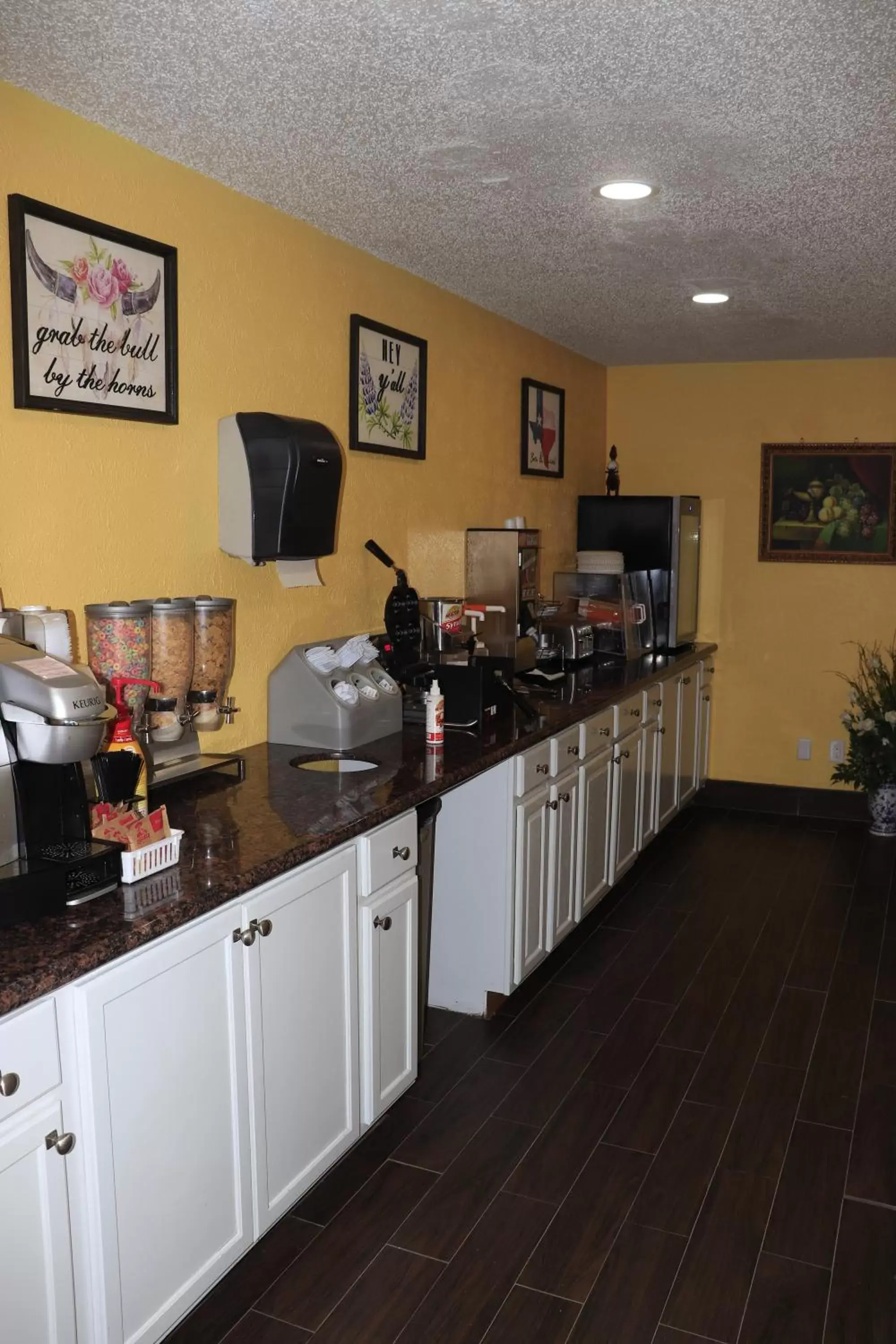 Restaurant/Places to Eat in Chaparral Motel Hallettsville