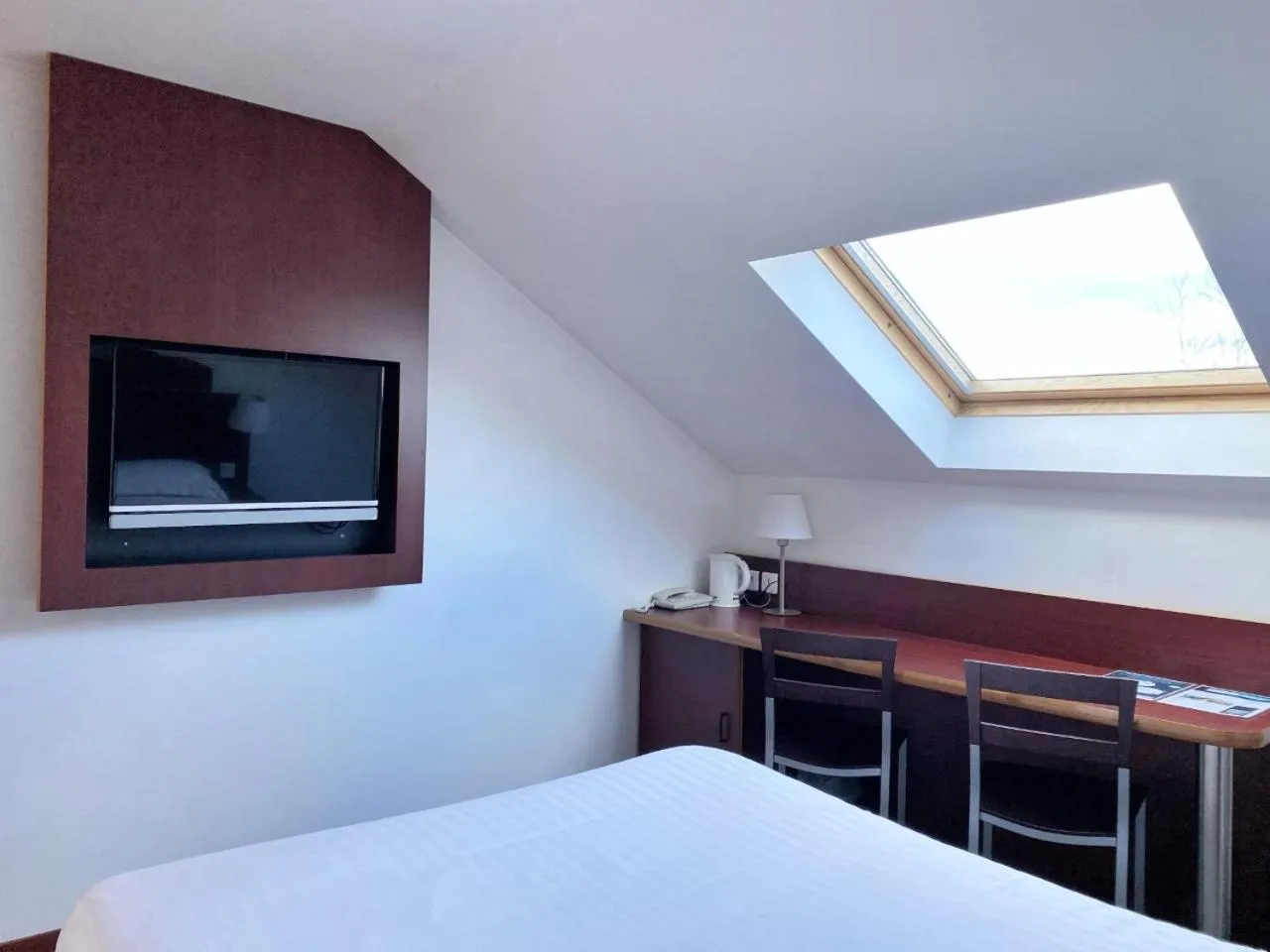 TV and multimedia, Bed in Kyriad Direct Roanne Hôtel