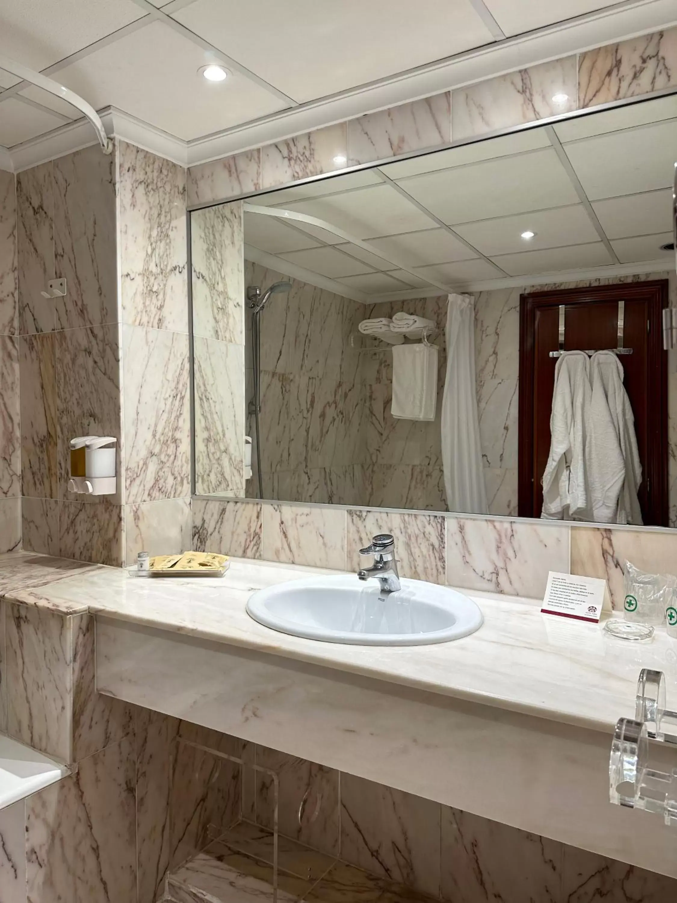 Bathroom in Hotel Turia